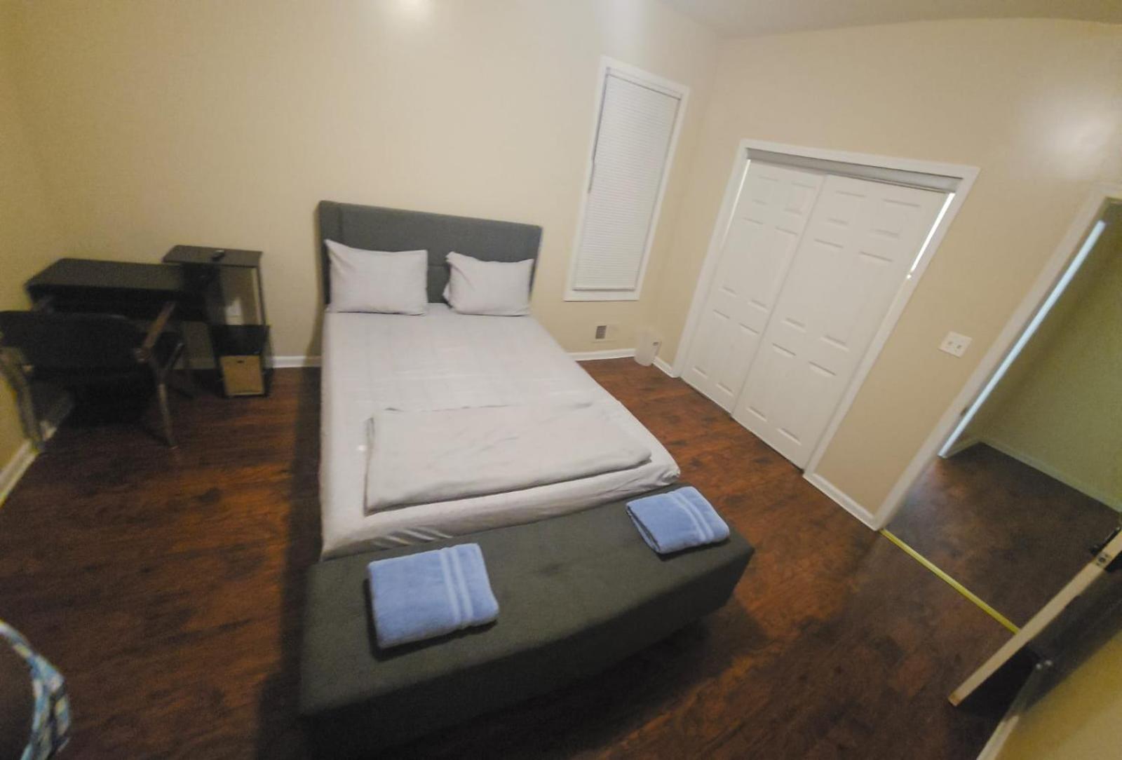 Newark Vacations - Staycation Haven Room - Property Image 8