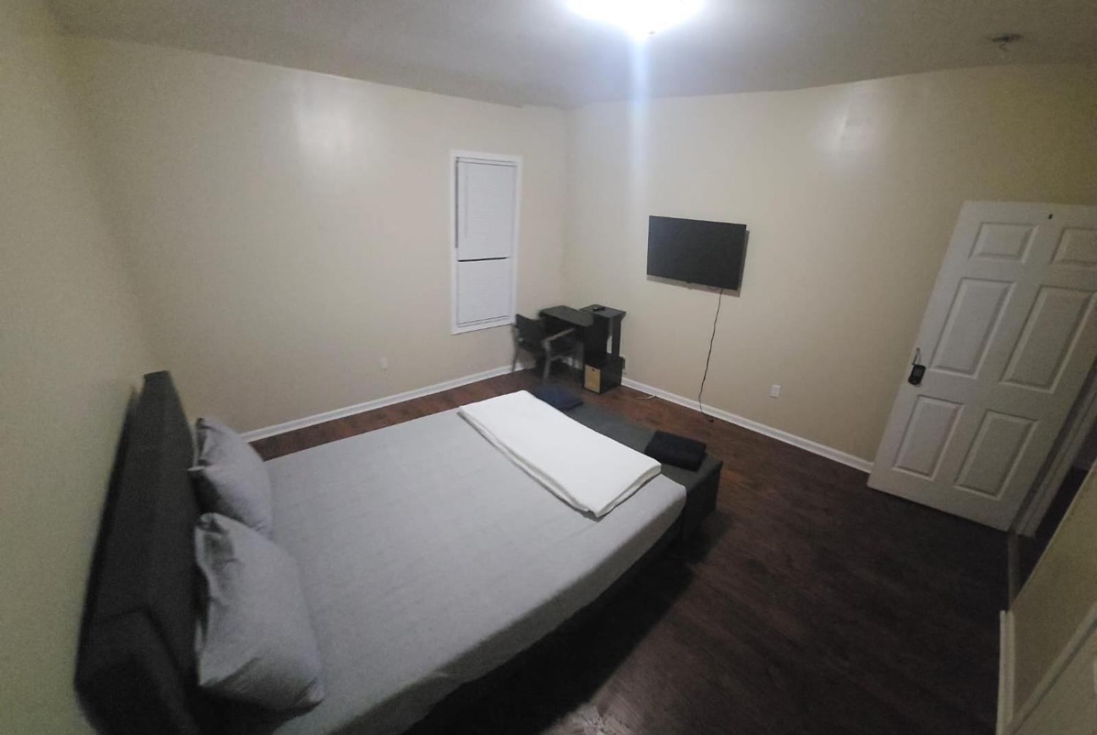 Newark Vacations - Staycation Haven Room - Property Image 7