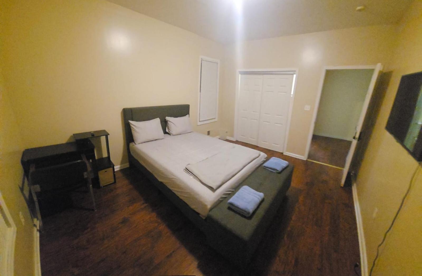 Newark Vacations - Staycation Haven Room - Property Image 6