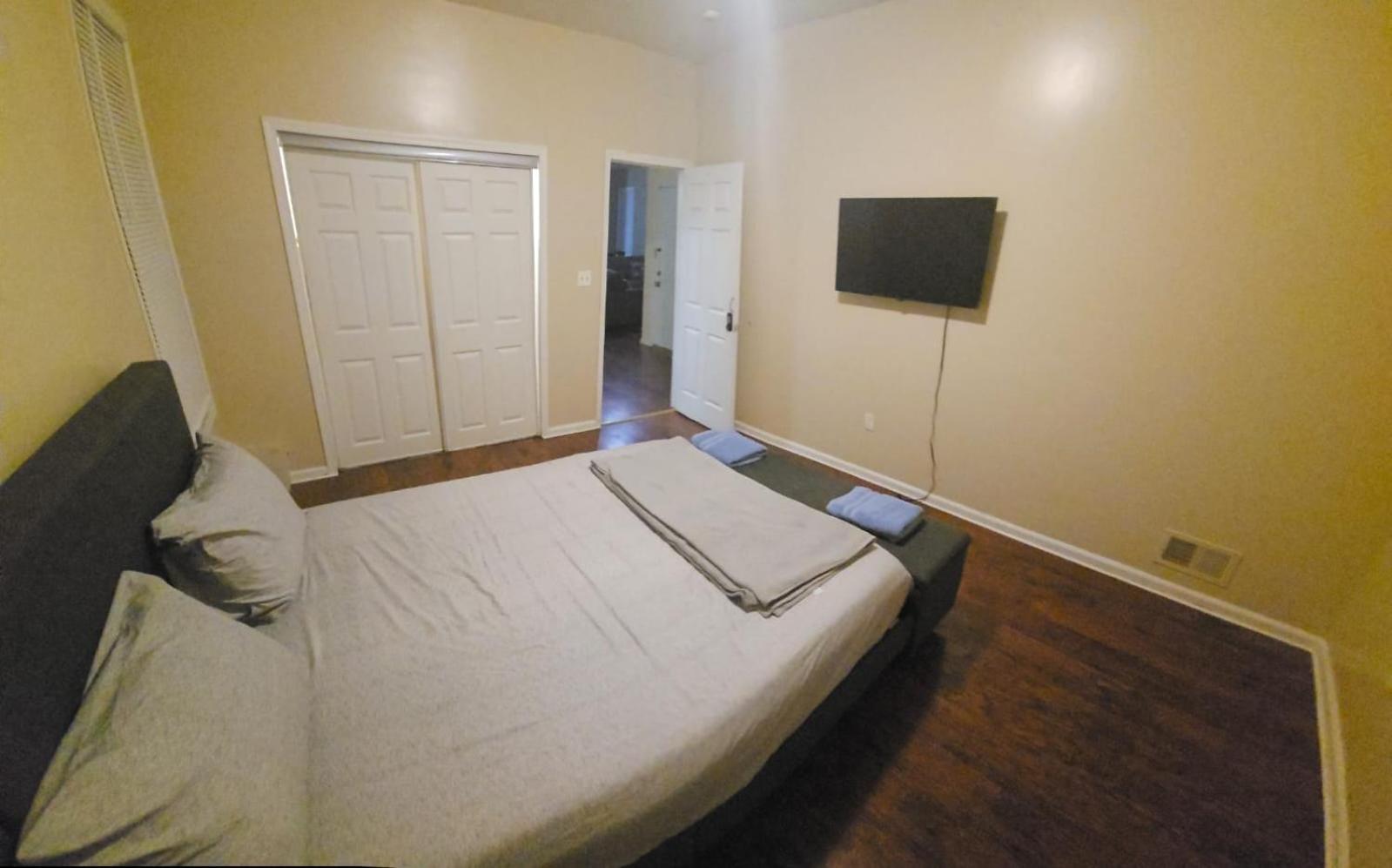 Newark Vacations - Staycation Haven Room - Property Image 5