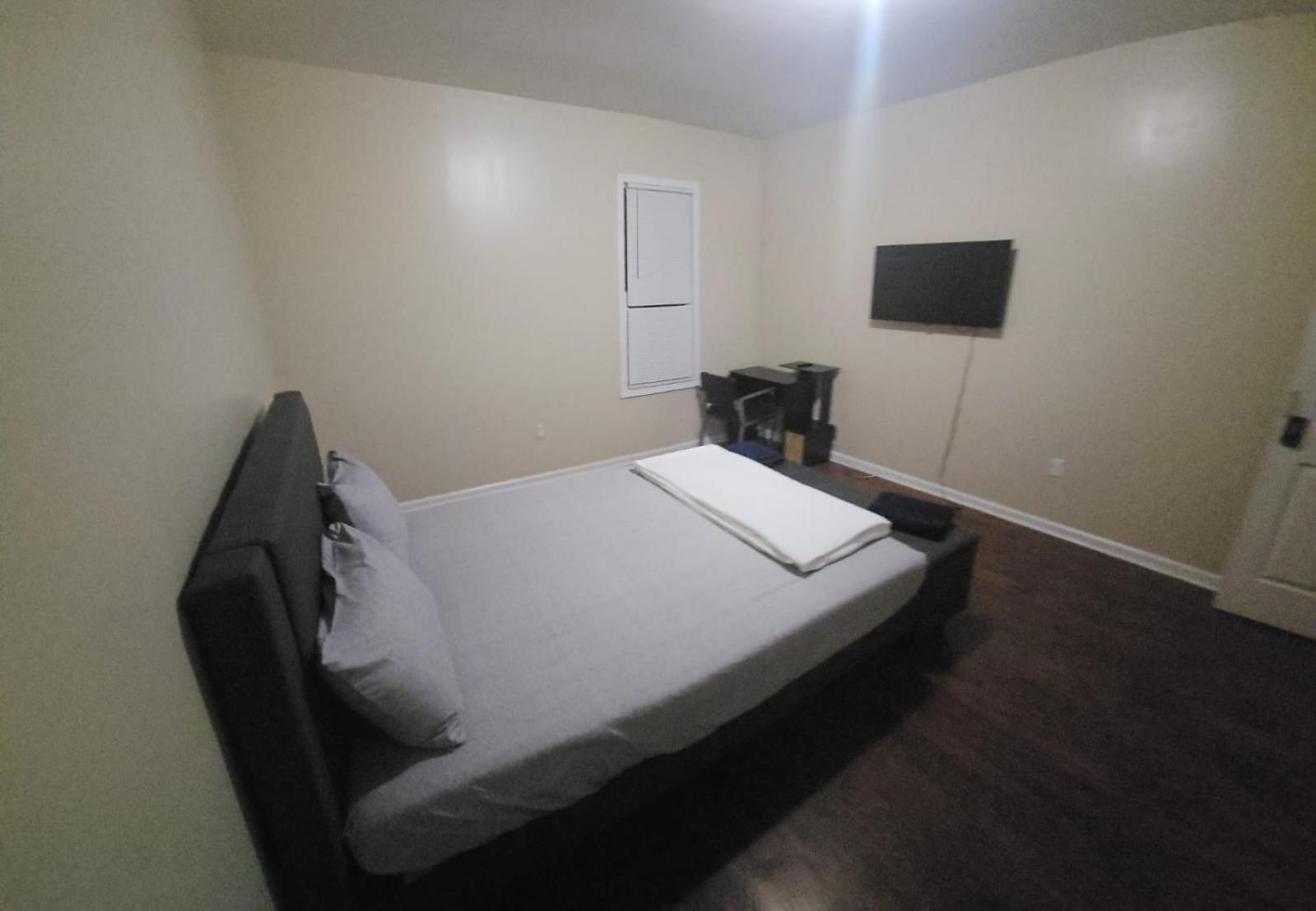 Newark Vacations - Staycation Haven Room - Property Image 4