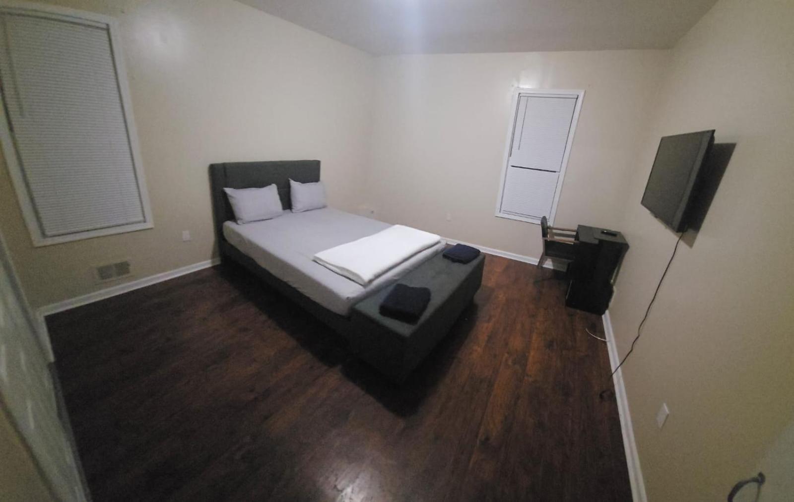 Newark Vacations - Staycation Haven Room - Property Image 3