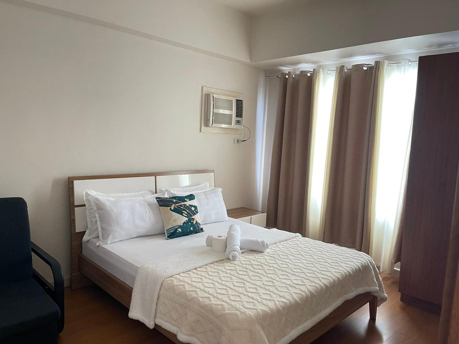 Cozy Staycation Condo for Family in Ermita view 3
