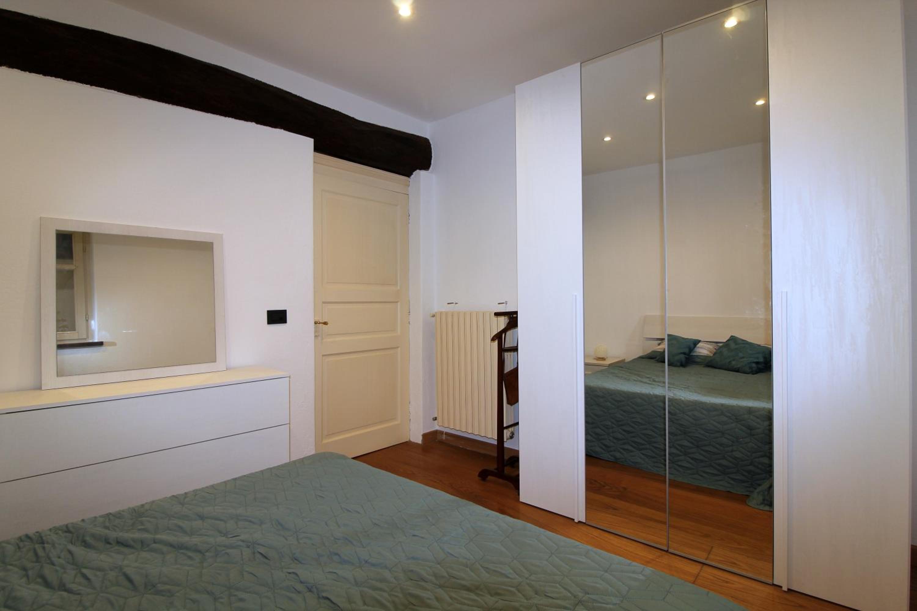 sofy house en La Morra — hotel room