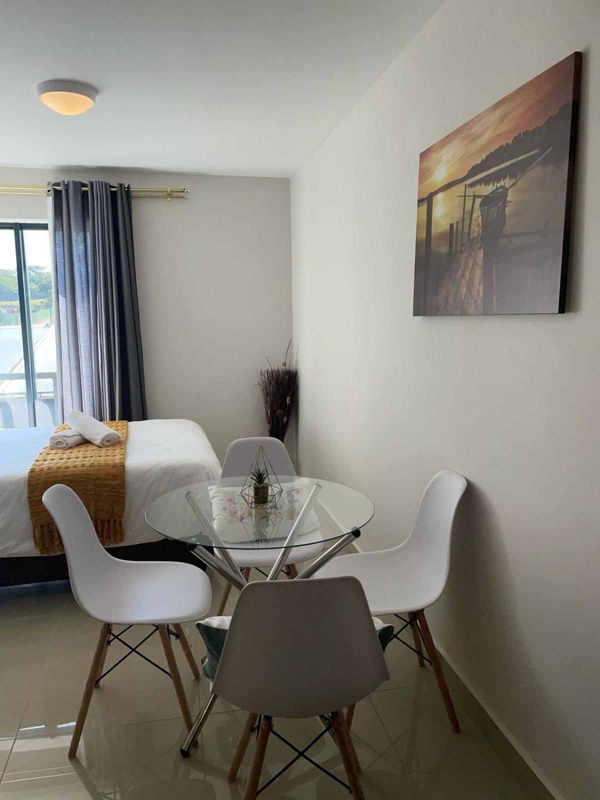 Durban uMhlanga, free parking, Fast Wifi, 5 min walk to gateway, 5 min drive to ocean mall with pool view 5