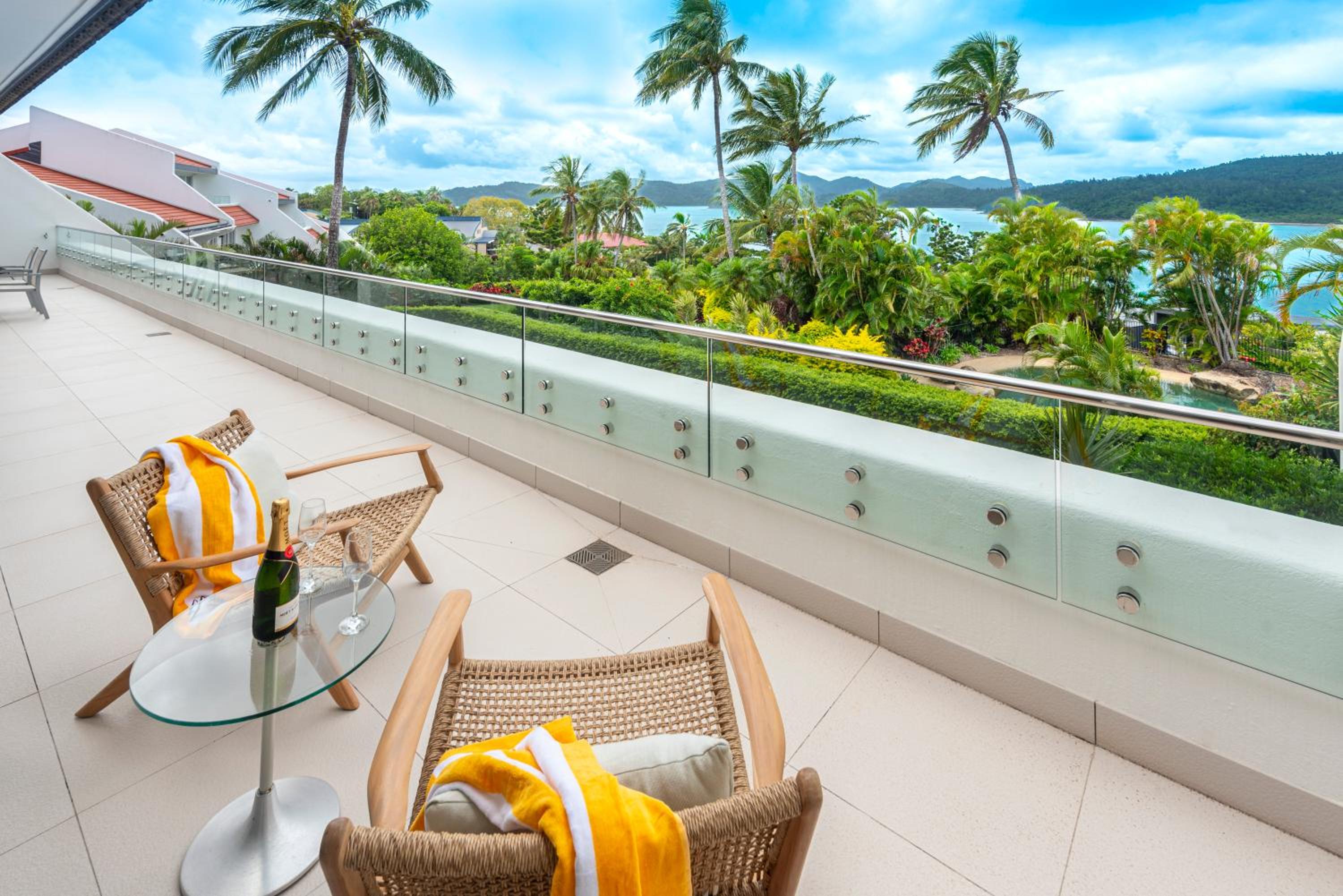 Bella Vista East 4 Oceanview, Golf Buggy, Valet Service & Shared Pool