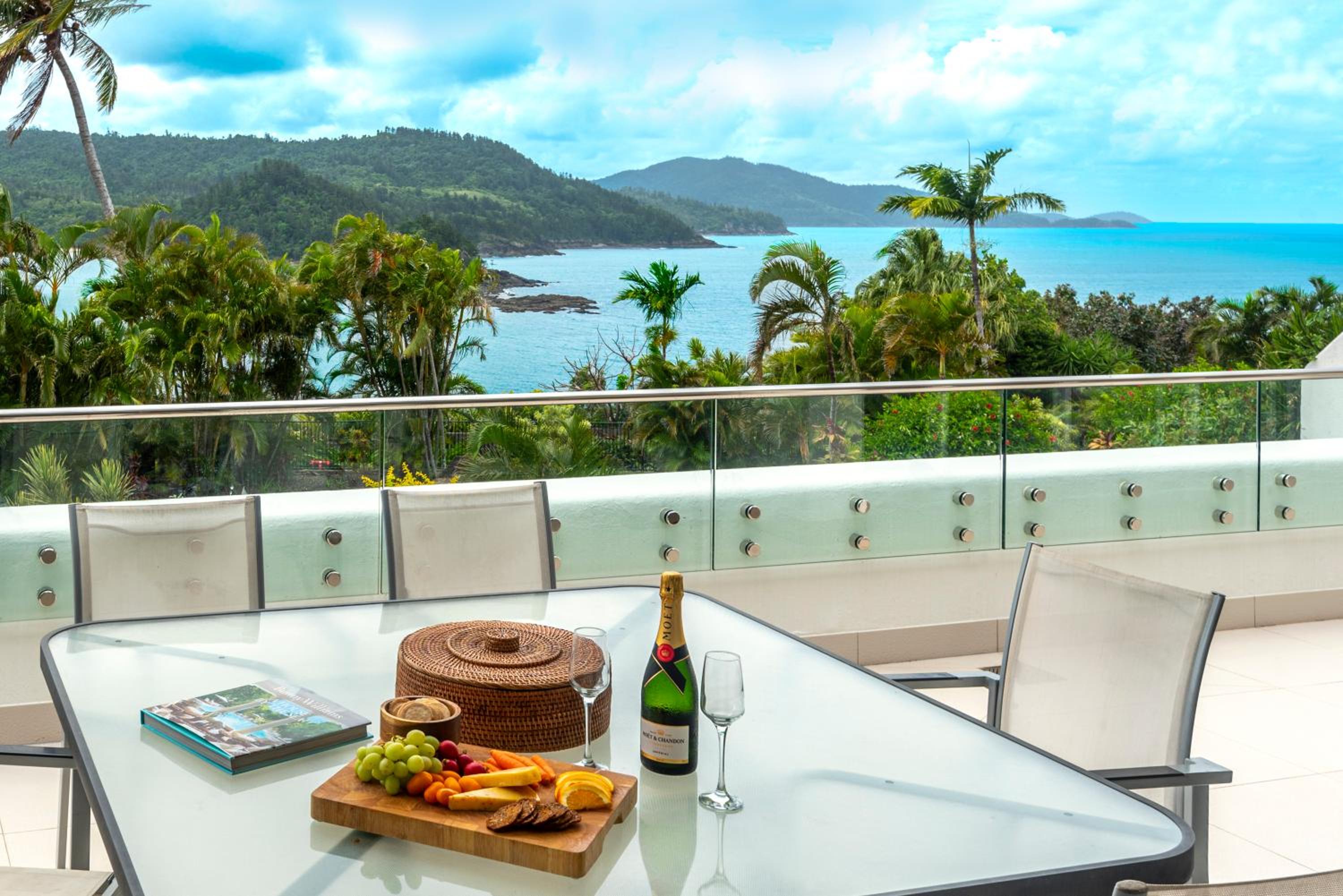 Bella Vista East 4 Oceanview, Golf Buggy, Valet Service & Shared Pool