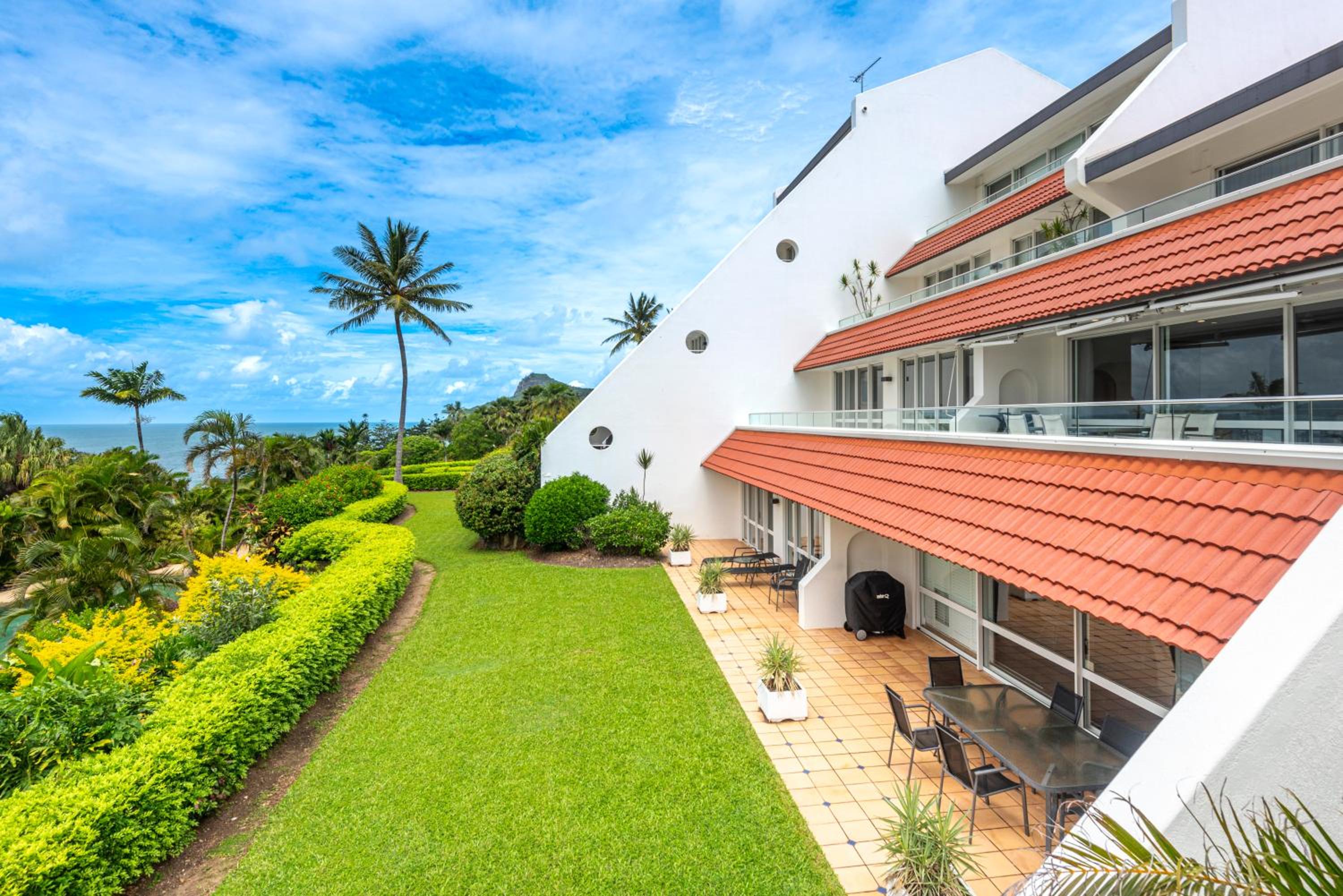 Bella Vista East 4 Oceanview, Golf Buggy, Valet Service & Shared Pool