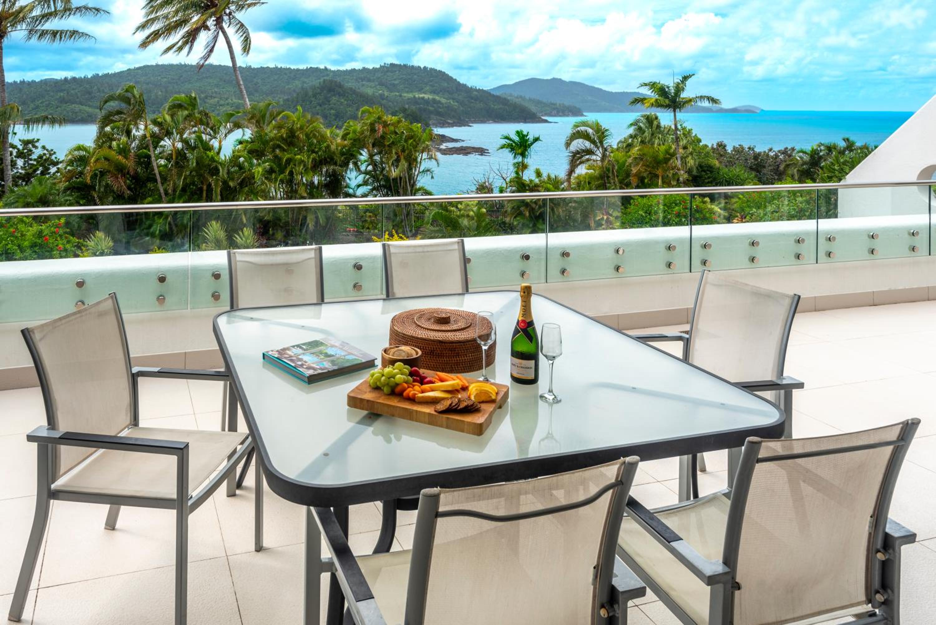 Bella Vista East 4 Oceanview, Golf Buggy, Valet Service & Shared Pool
