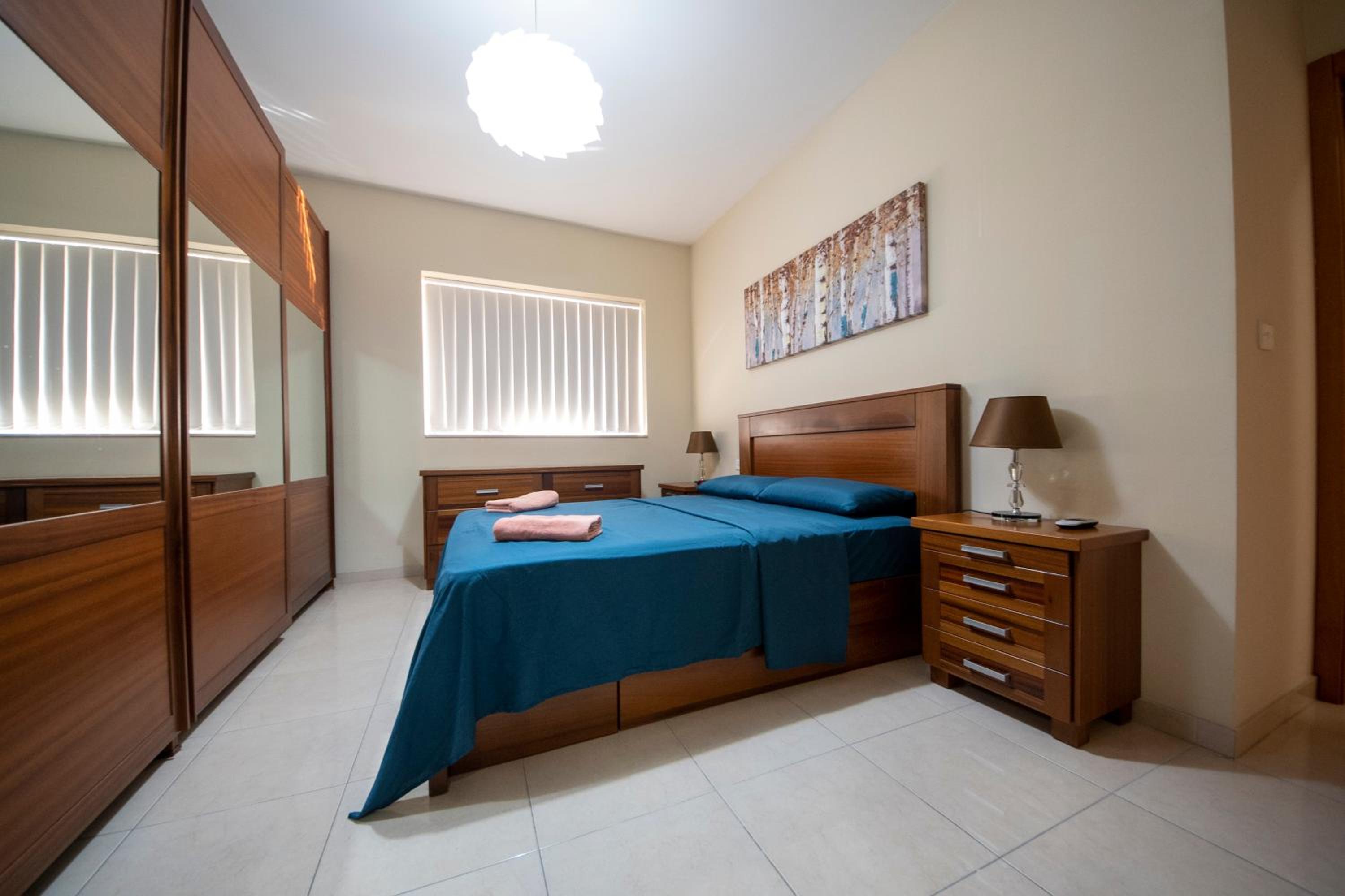 Modern 2 Bedroom Apartment 2 minutes to Seafront photo 5