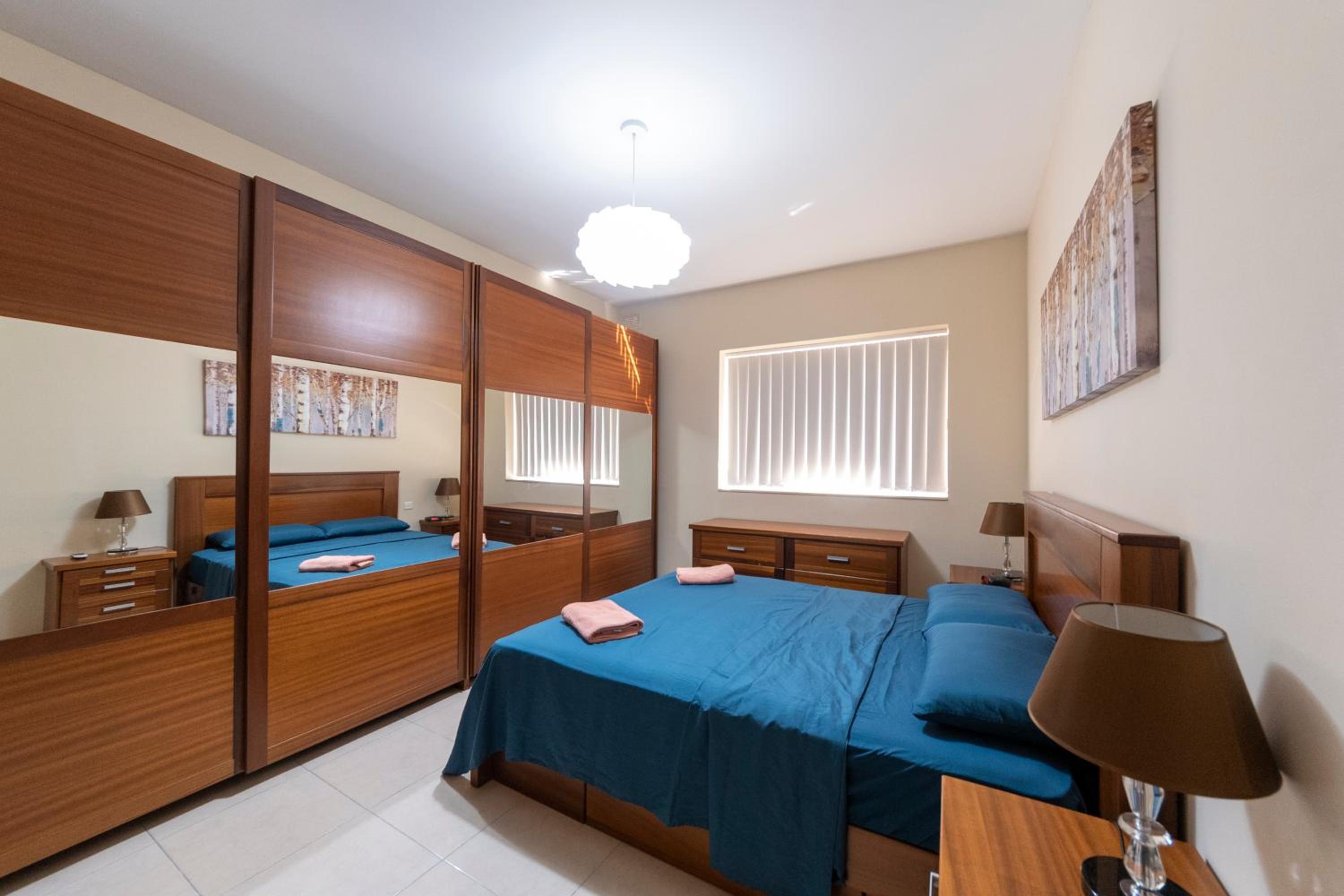 Modern 2 Bedroom Apartment 2 minutes to Seafront photo 4