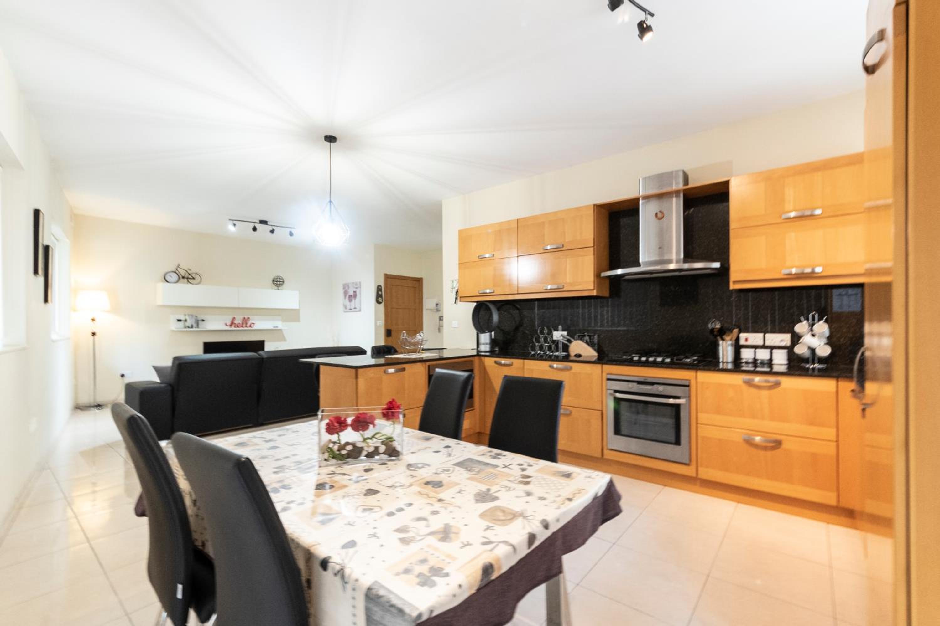 Modern 2 Bedroom Apartment 2 minutes to Seafront photo 3