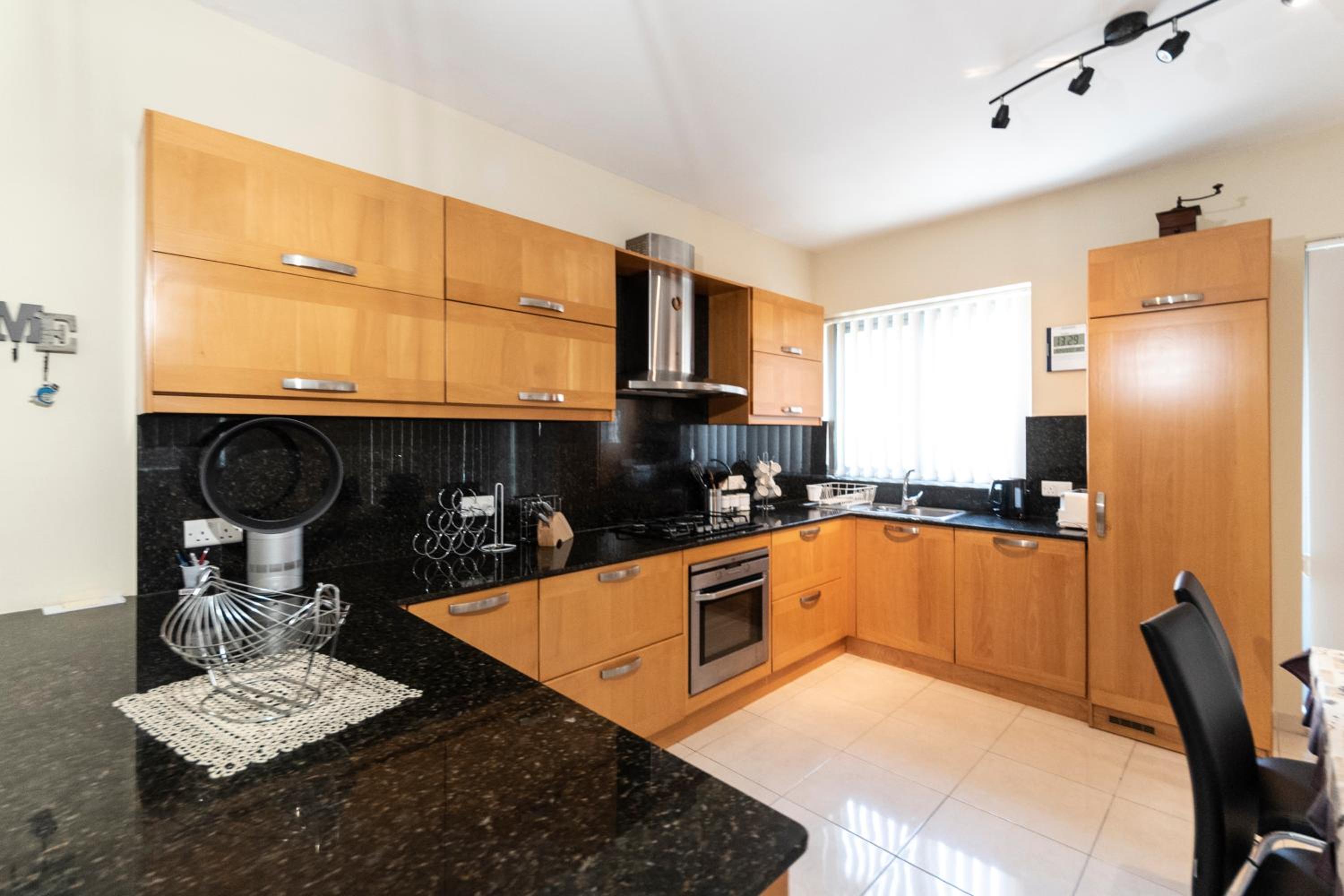 Modern 2 Bedroom Apartment 2 minutes to Seafront photo 2