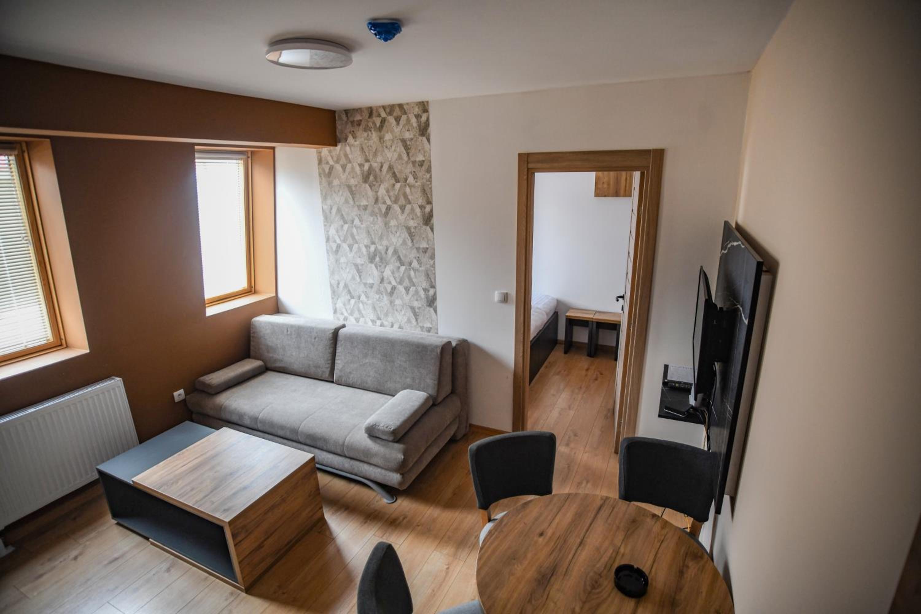 Apartments and rooms Max-Well