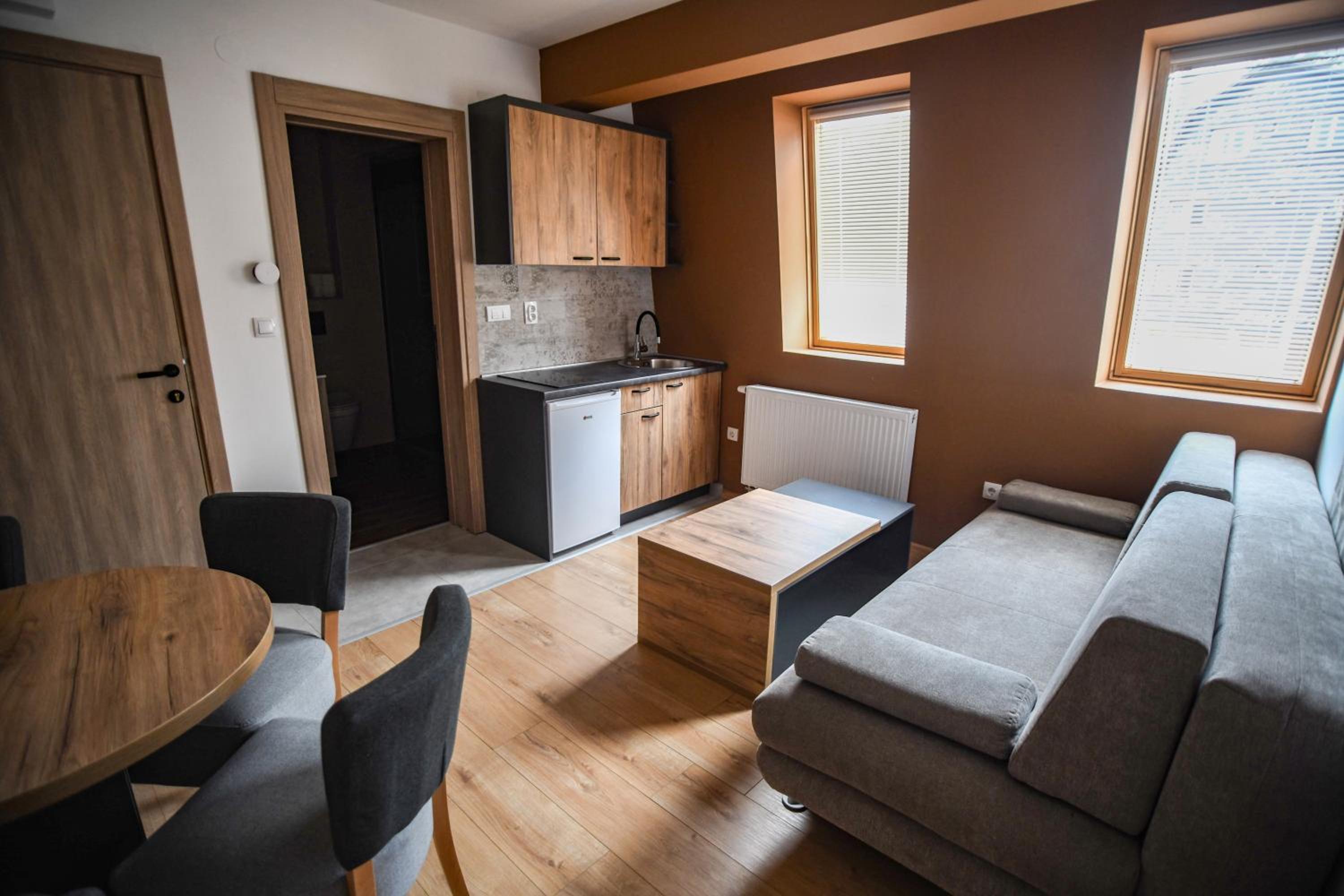 Apartments and rooms Max-Well