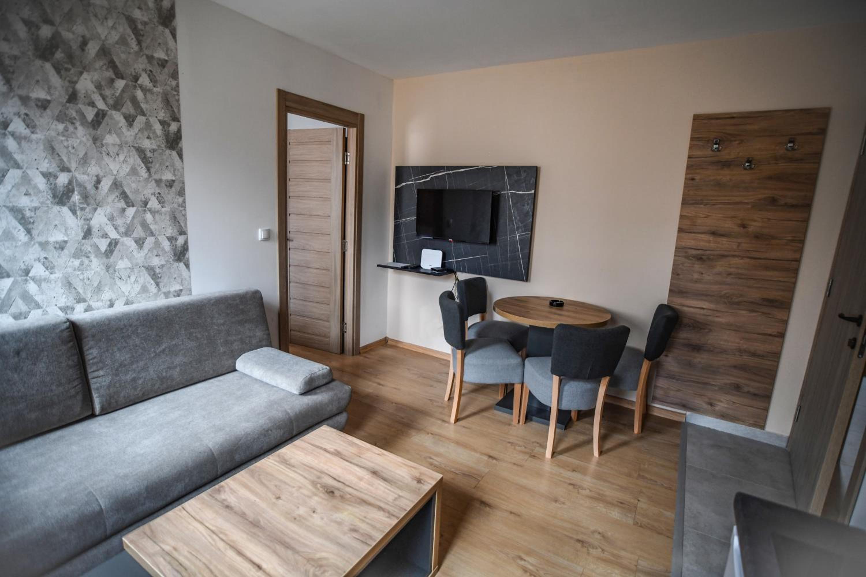 Apartments and rooms Max-Well