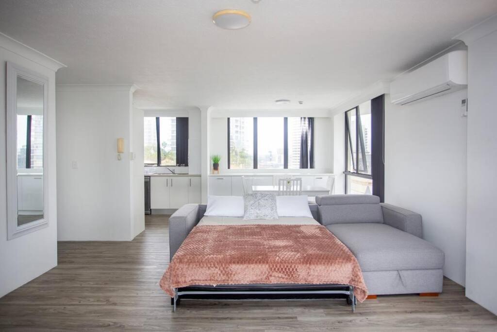 Surfers Paradise 2 bedroom Apartment Orchid Ave