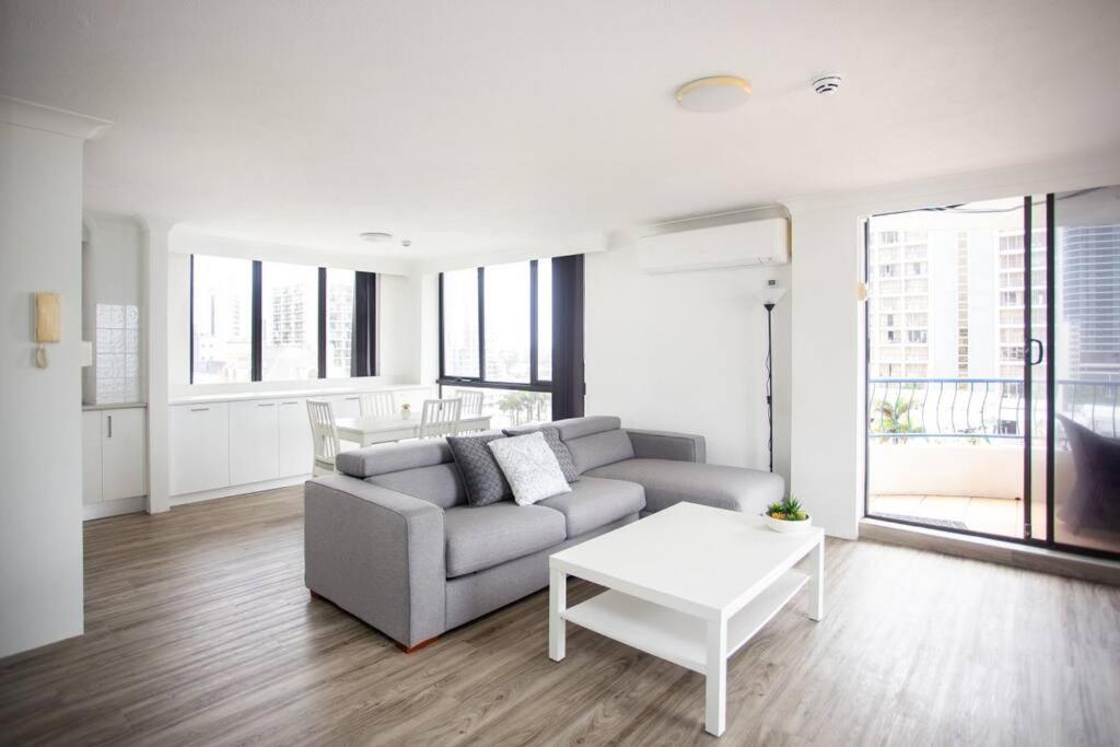 Surfers Paradise 2 bedroom Apartment Orchid Ave