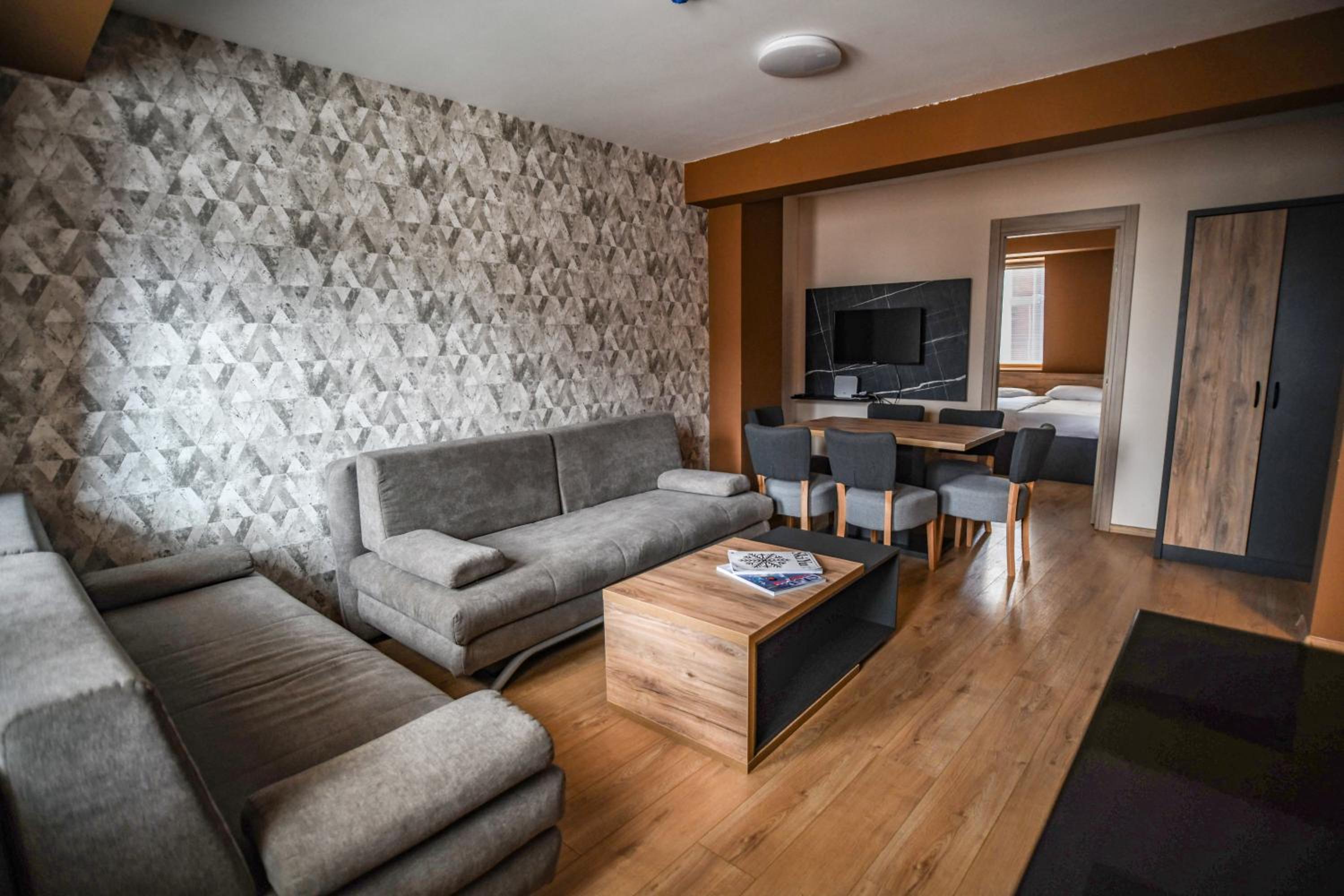 Apartments and rooms Max-Well