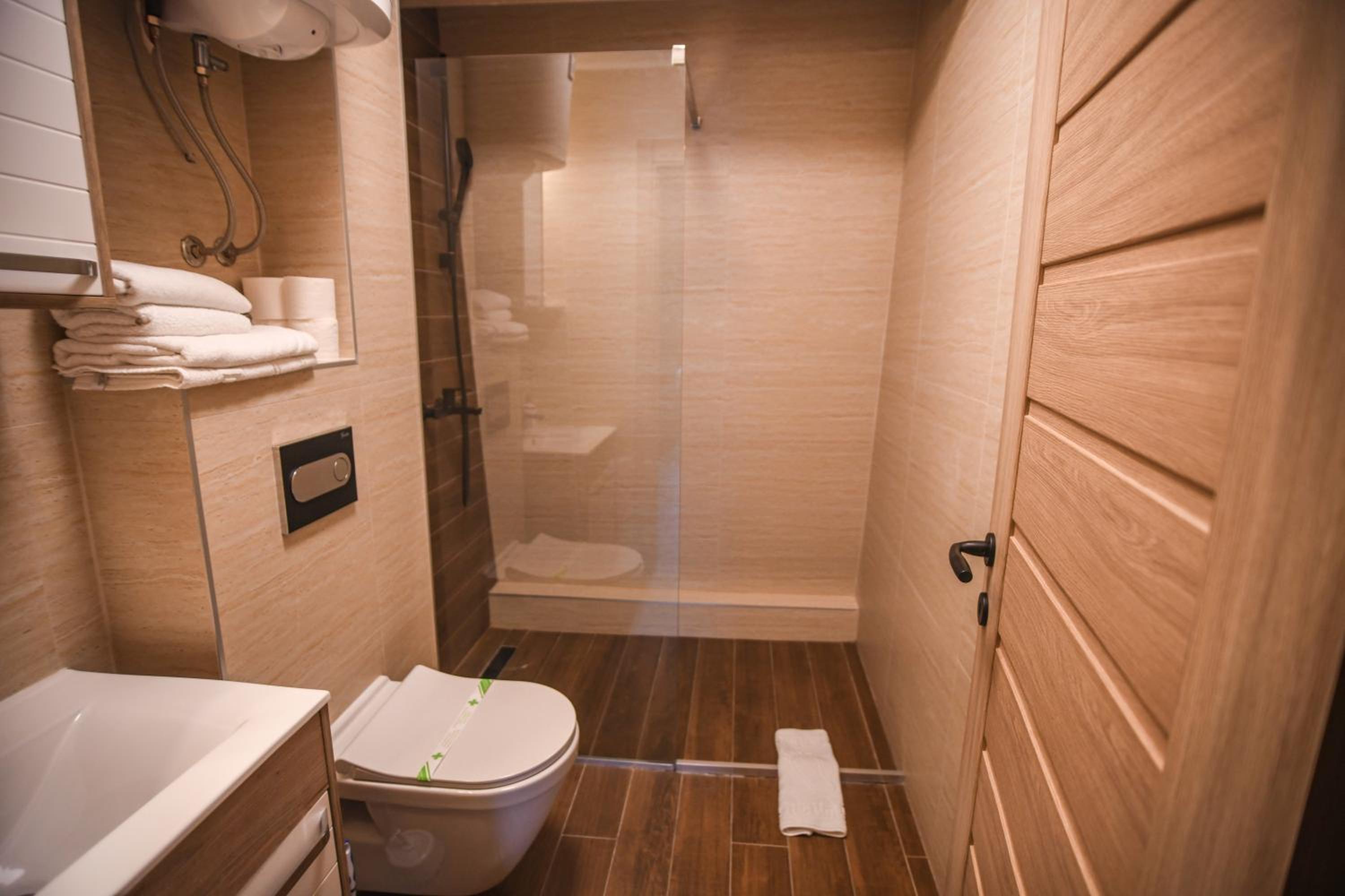 Apartments and rooms Max-Well