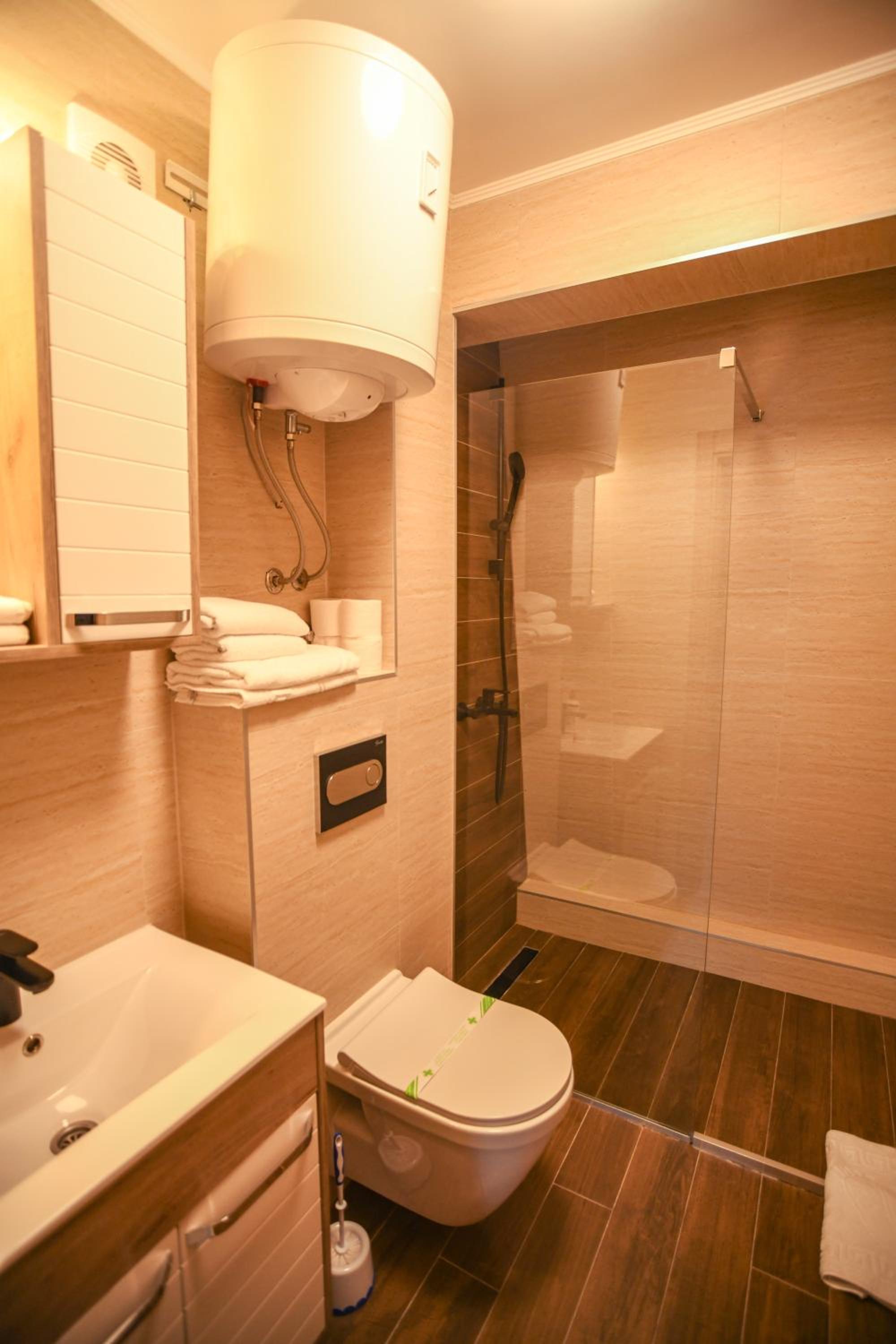 Apartments and rooms Max-Well