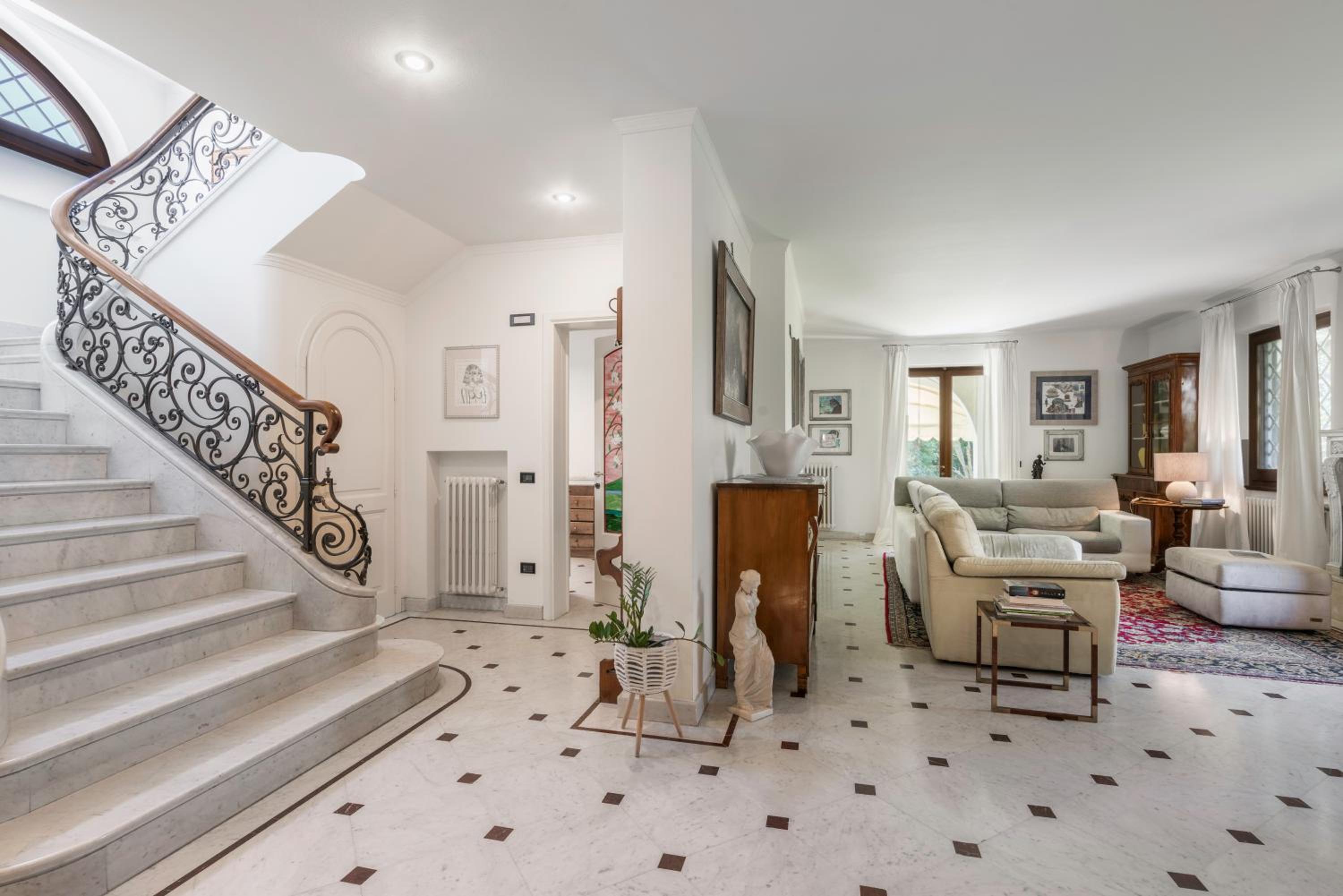 Villa Le Fontanelle In Forte Dei Marmi With Ac