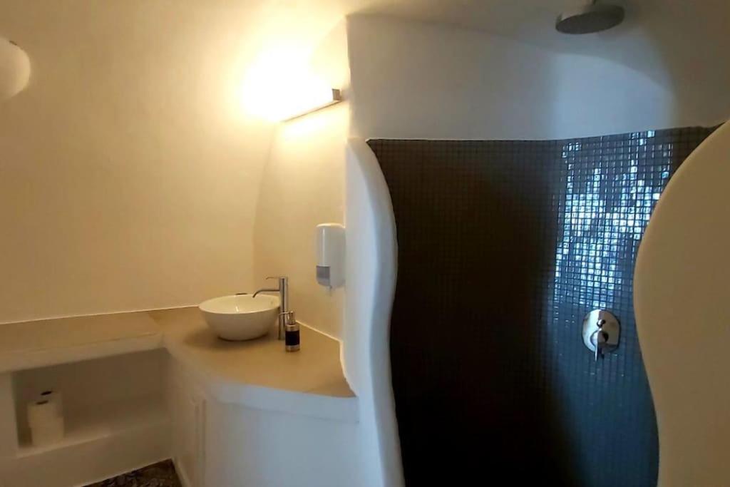 ROCK CAVE HOUSE photo 3