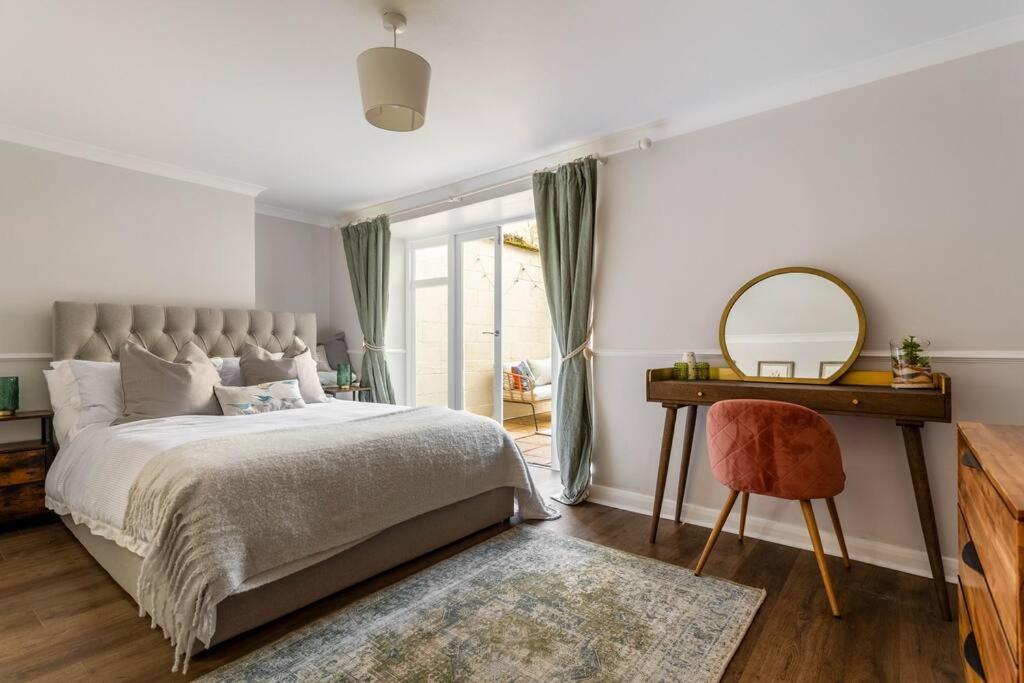 Stylish 2Bed 2Bath Seafront Patio Apartment view 3