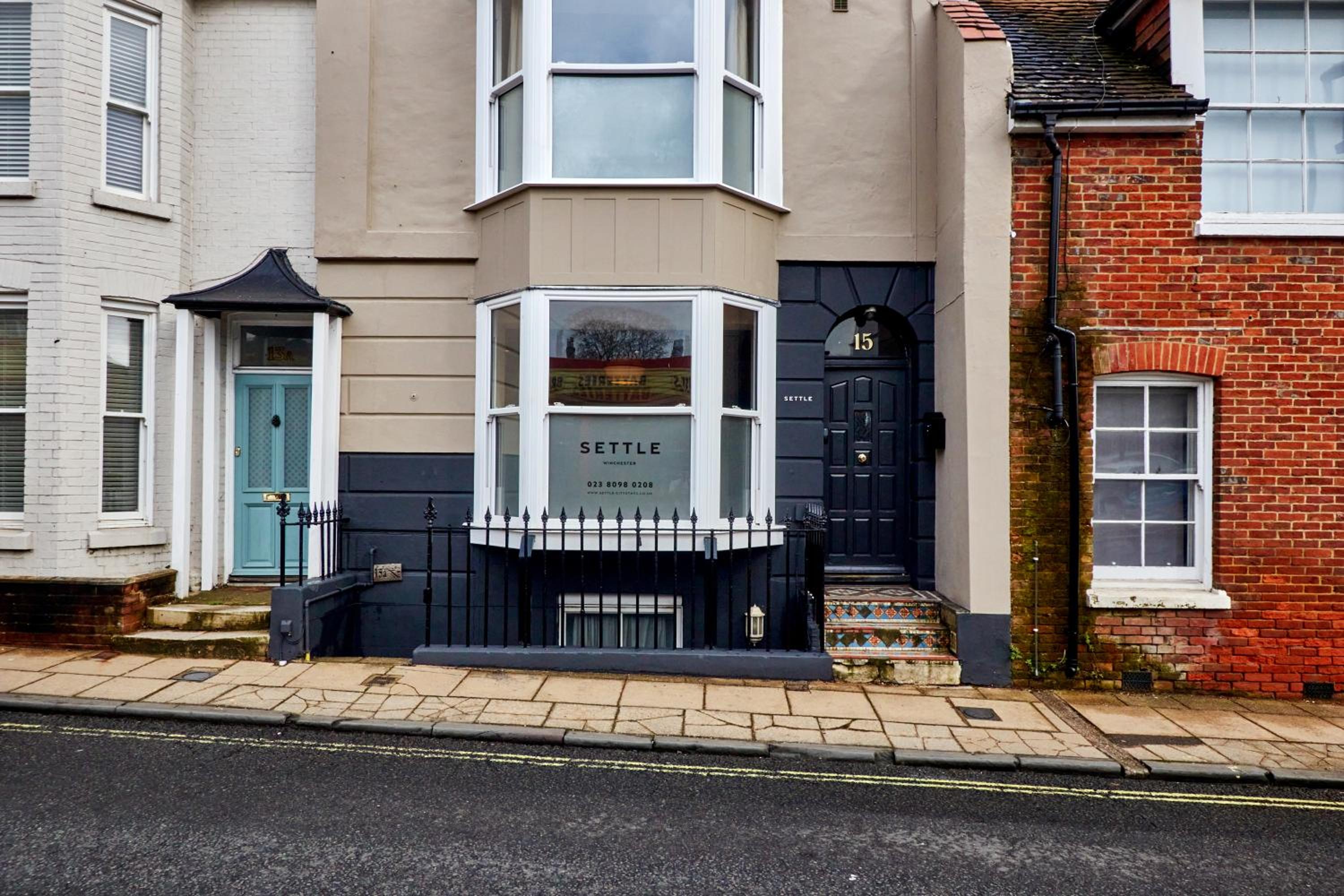 Settle in Winchester - Stylish Self Check-In Rooms view 3