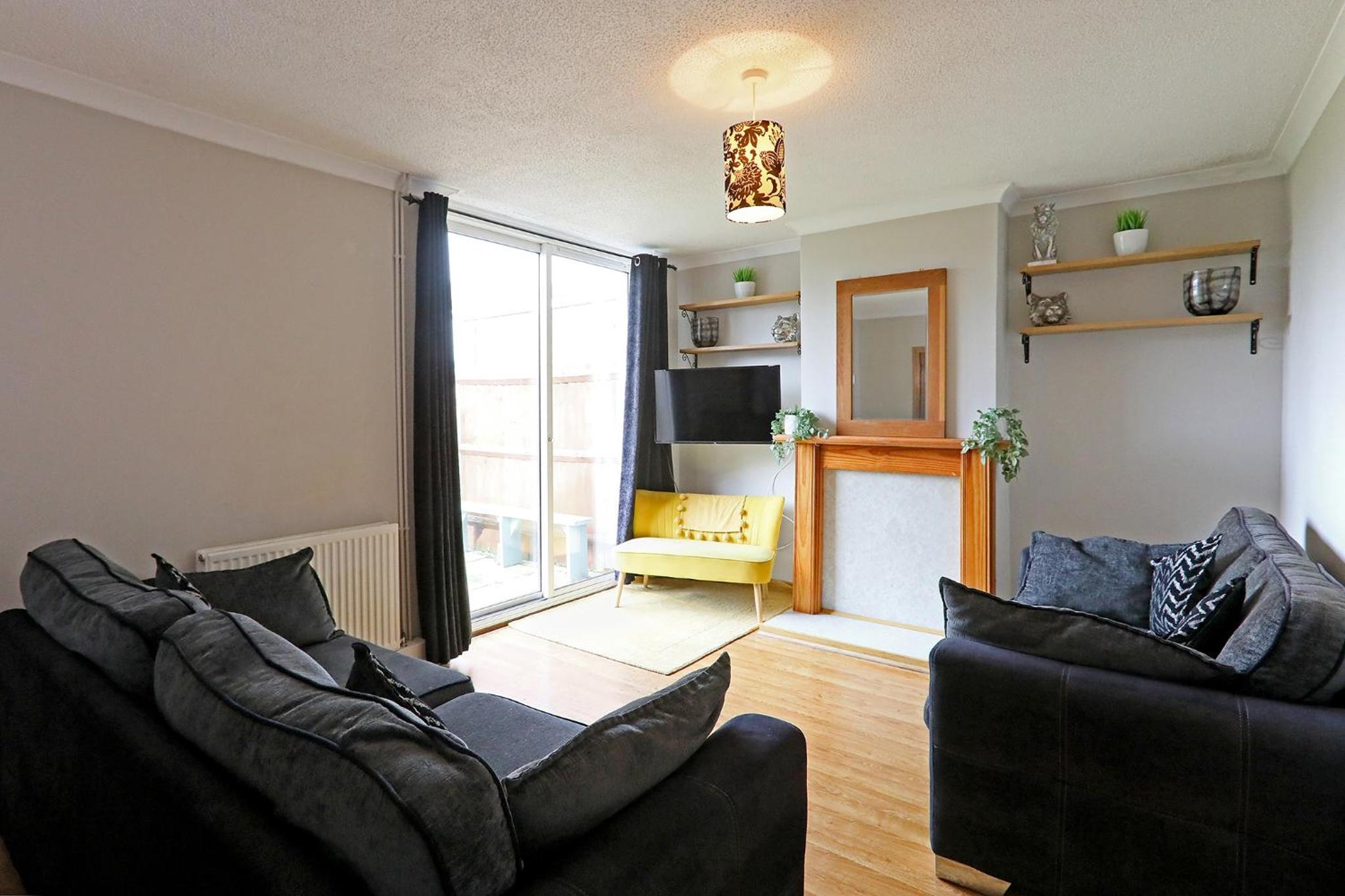 Lovely 3 bedroom house with free parking & garden view 3