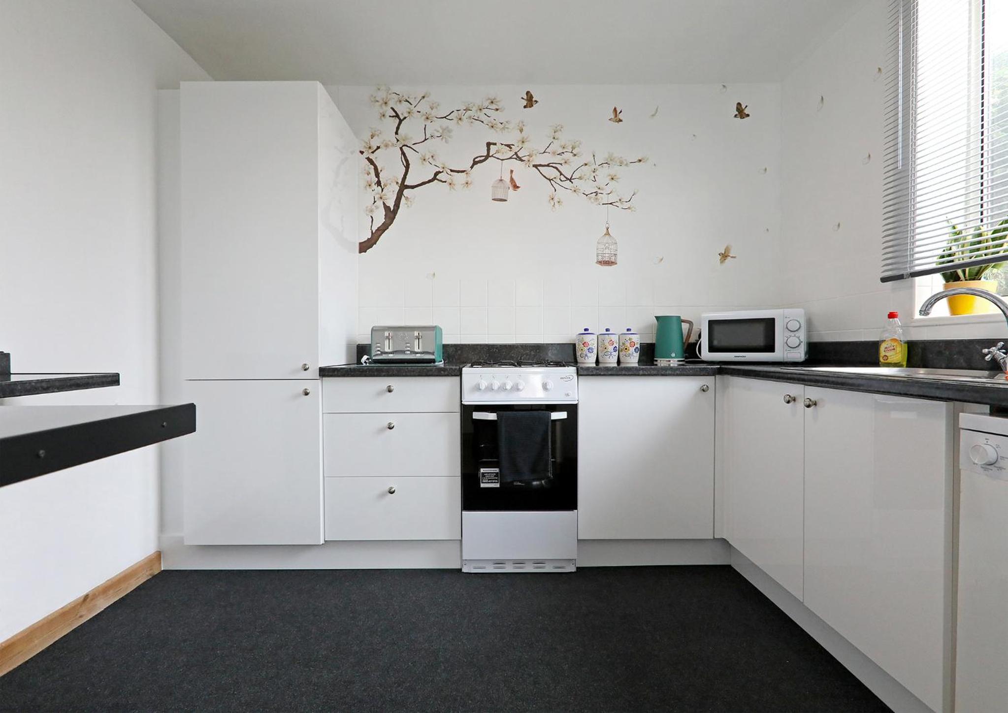 Lovely 3 bedroom house with free parking & garden view 4