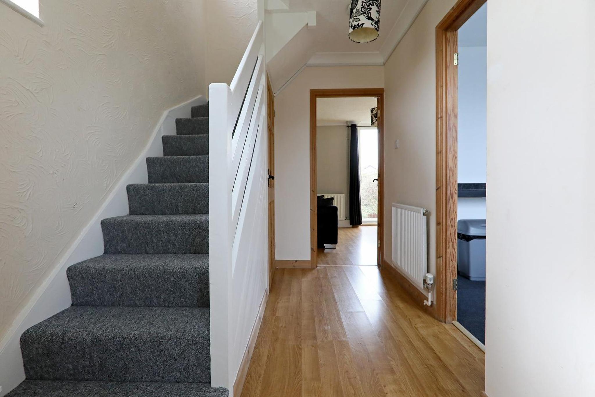 Lovely 3 bedroom house with free parking & garden view 5