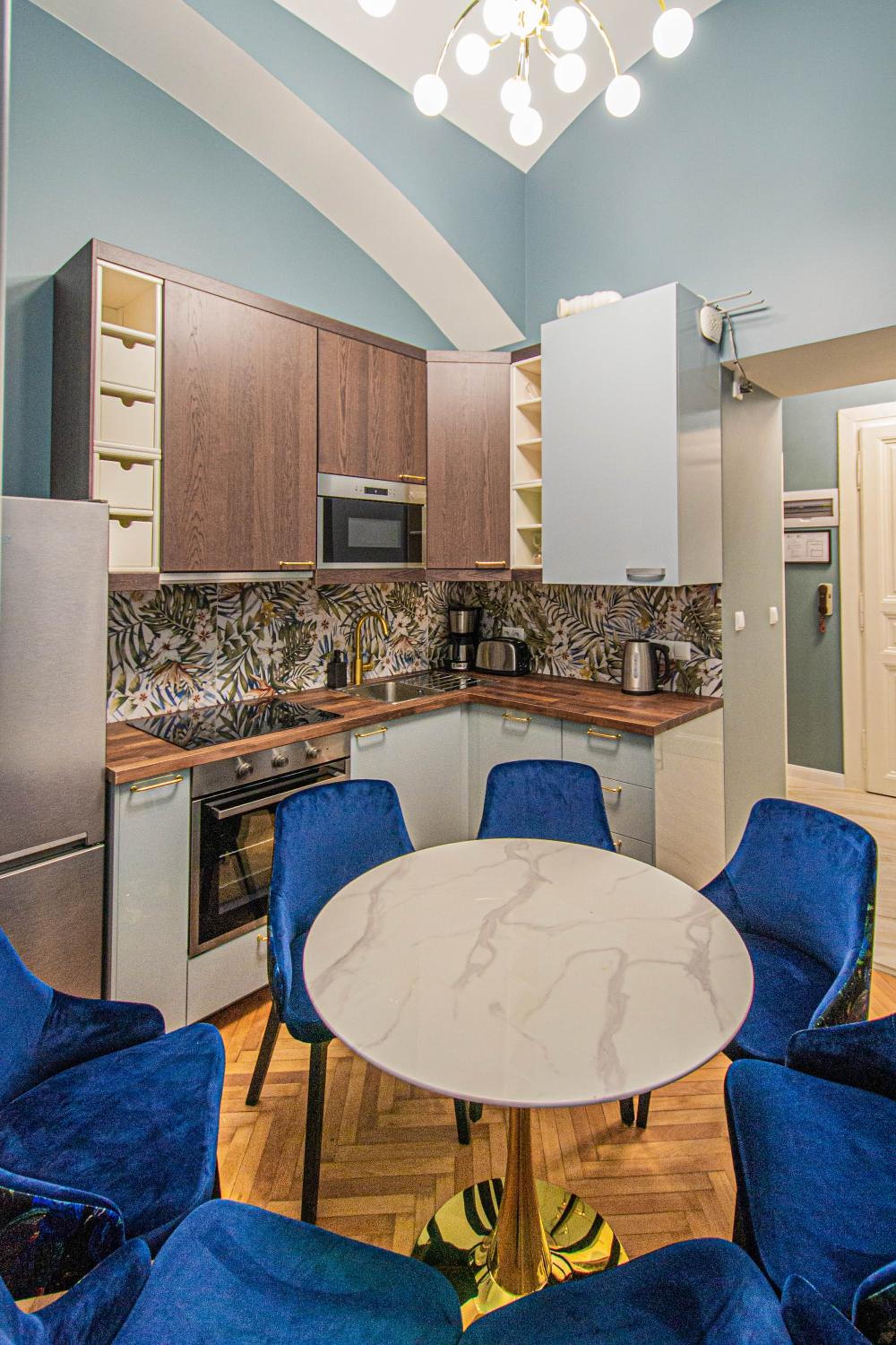 4BDR Old Town flat by Church of St Anne