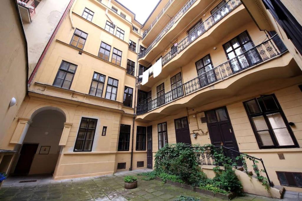4BDR Old Town flat by Church of St Anne