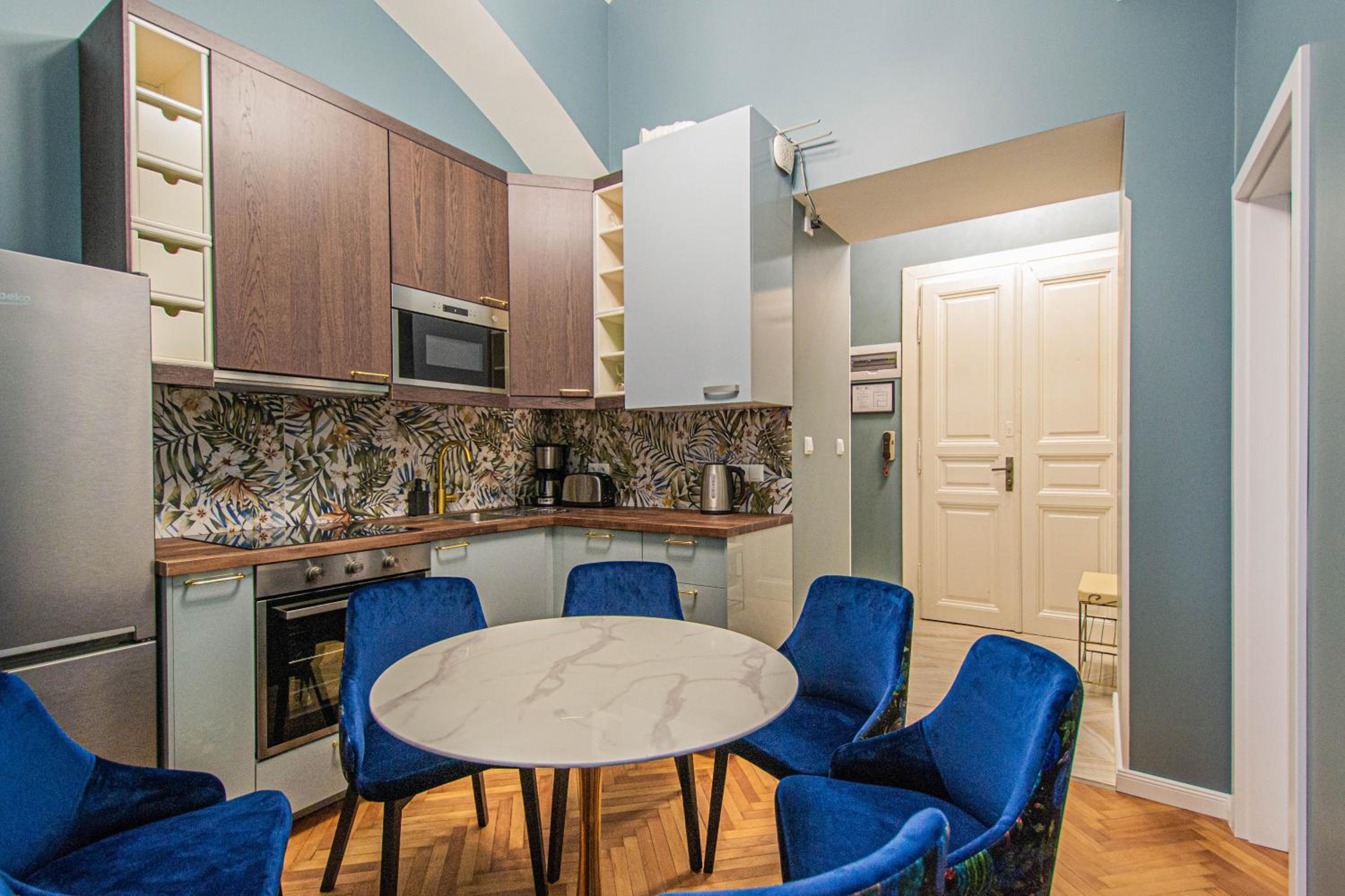 4BDR Old Town flat by Church of St Anne