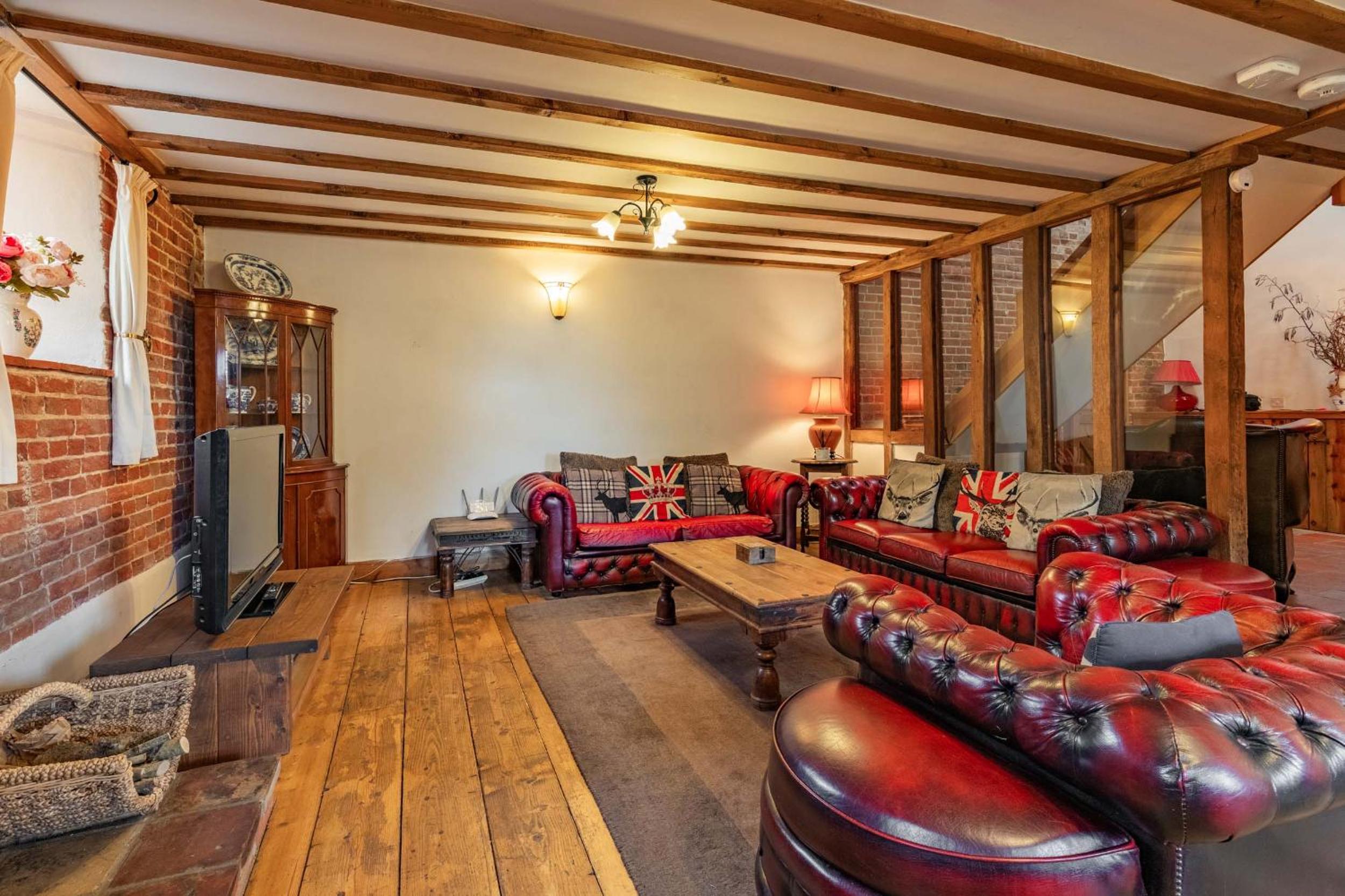 Hotel Threshers Barn and Shire Horse Barn - Image 1