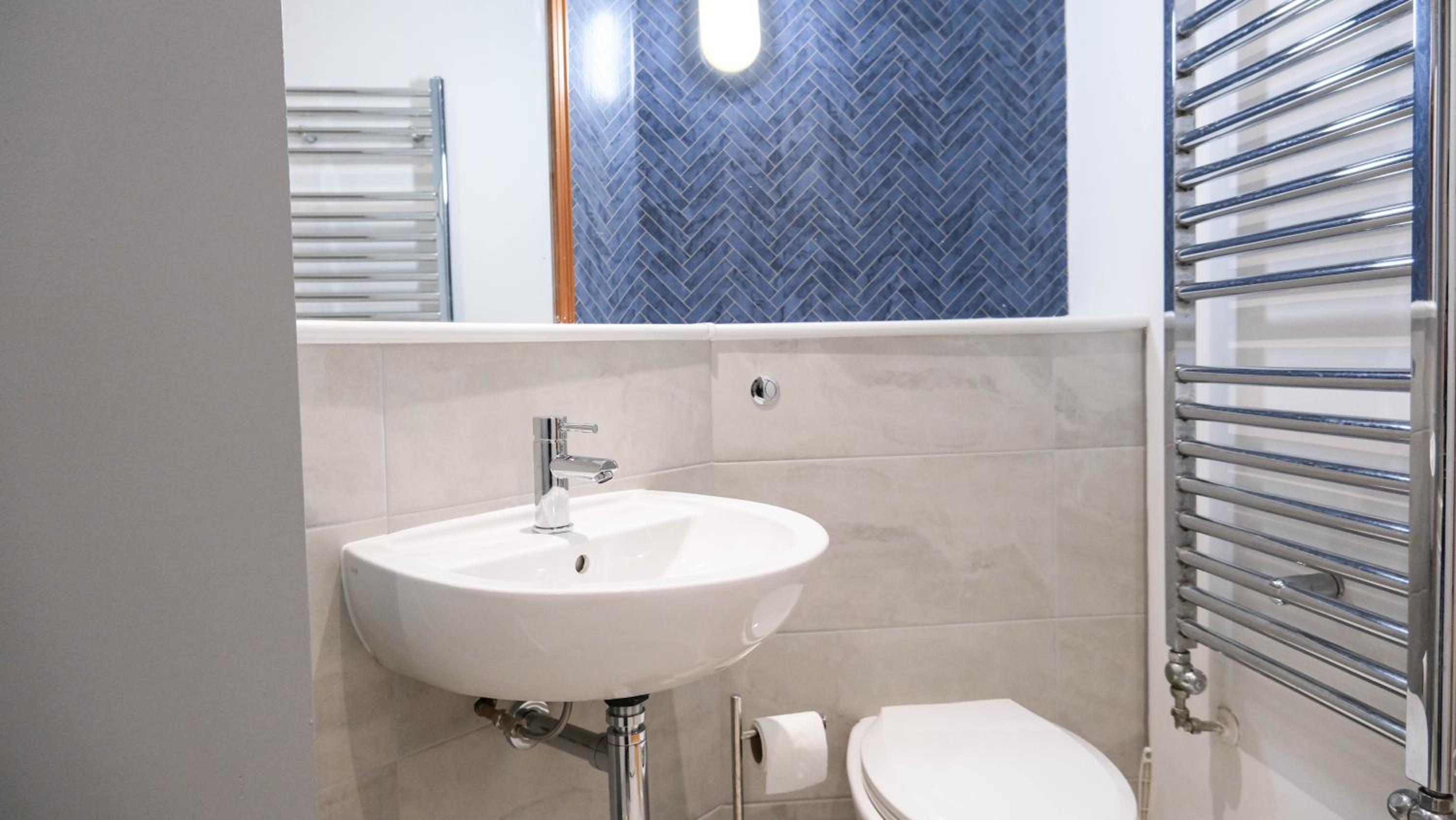 Spacious 2BR 2BA Apartment City Centre Sleeps 5 view 2
