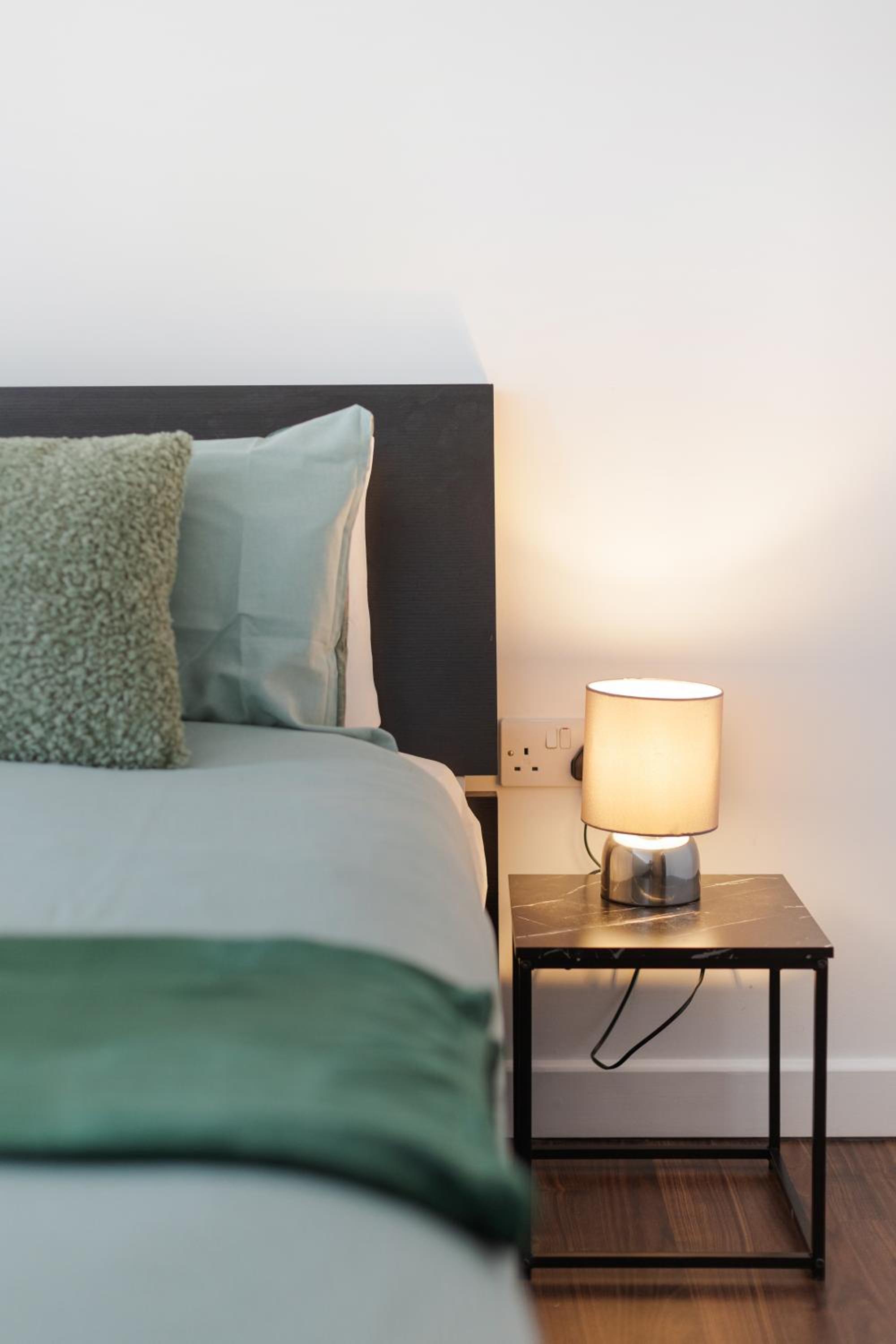 Modern & spacious 3 bed with free parking & lift in Shoreditch, next to station