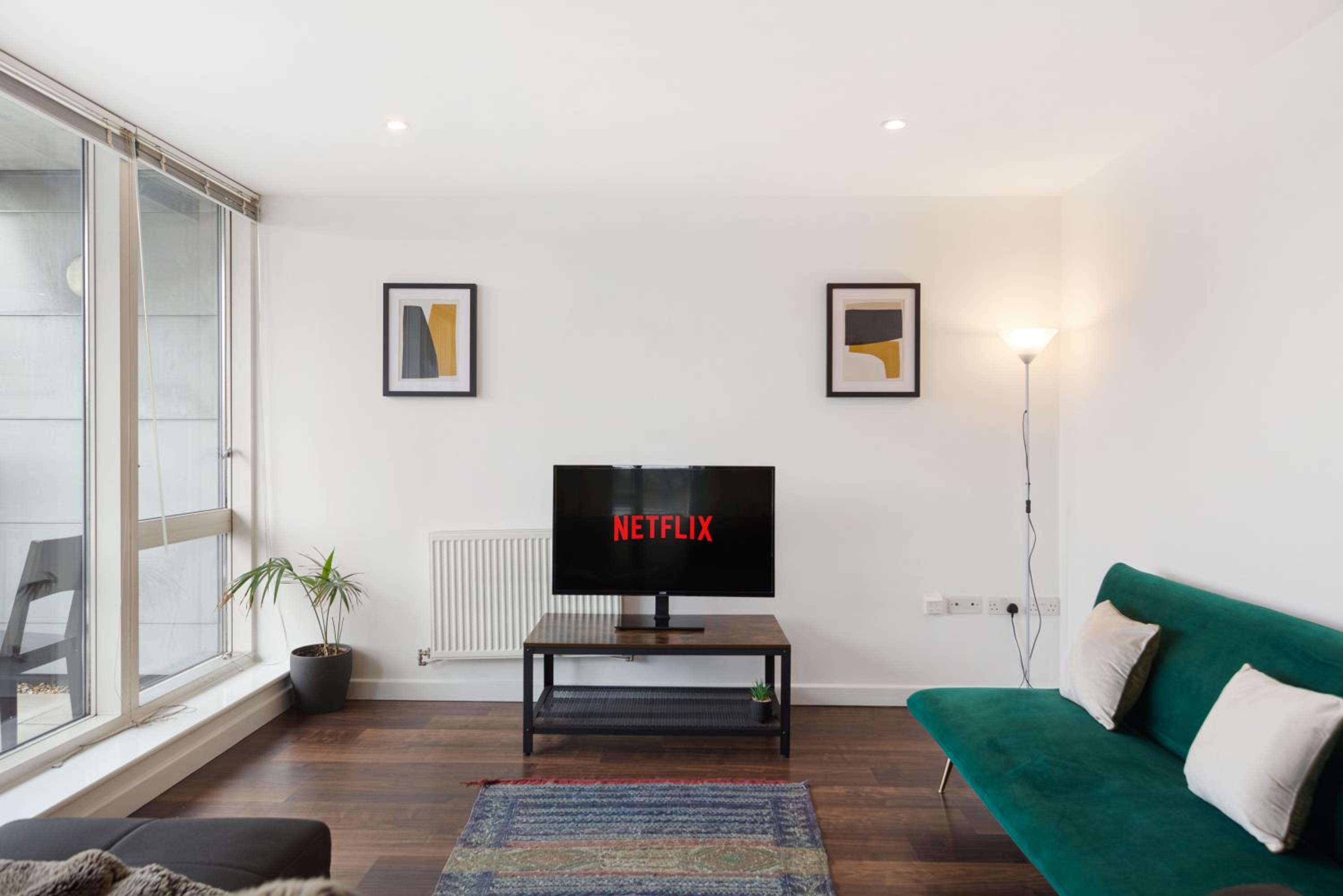Modern & spacious 3 bed with free parking & lift in Shoreditch, next to station