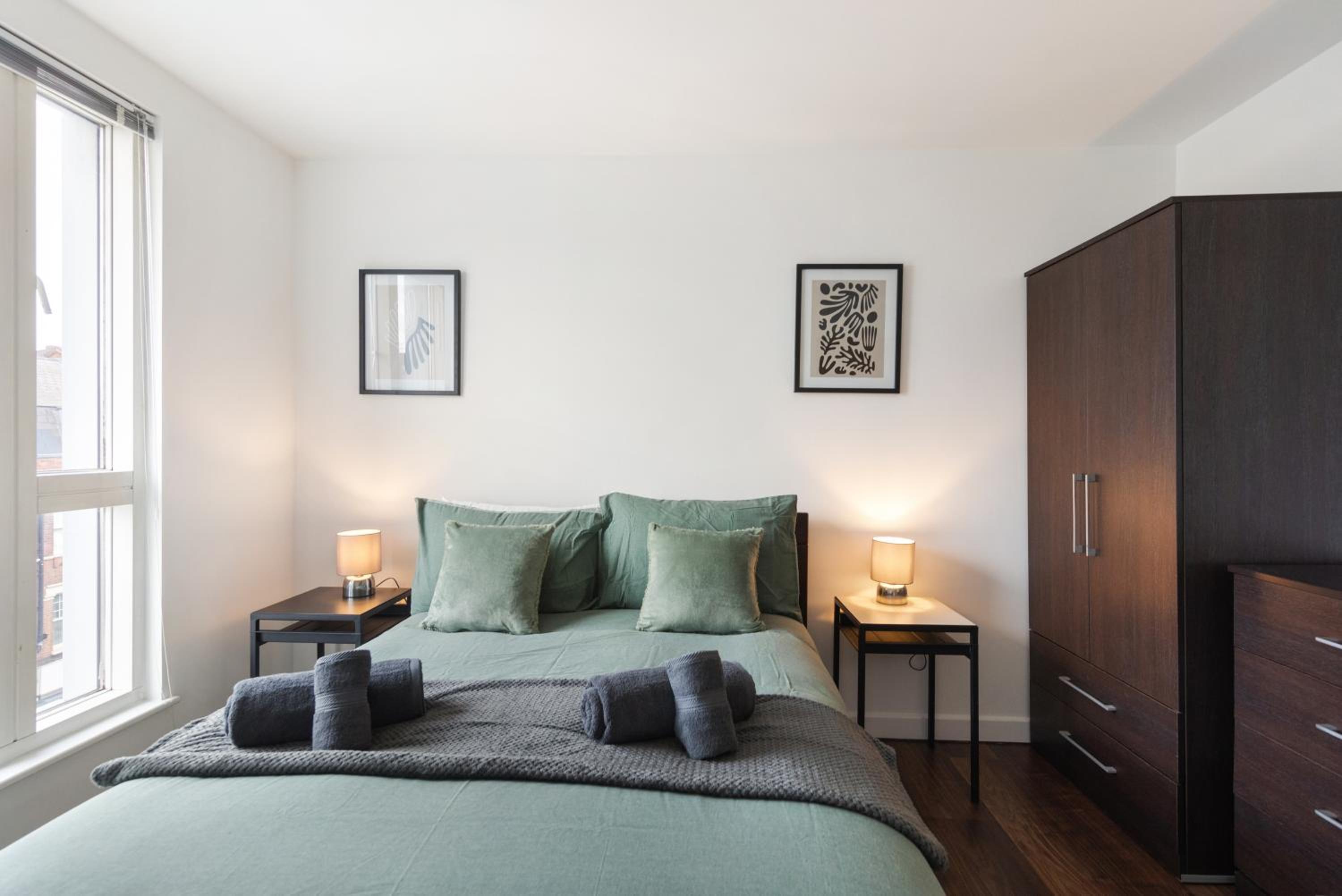 Modern & spacious 3 bed with free parking & lift in Shoreditch, next to station