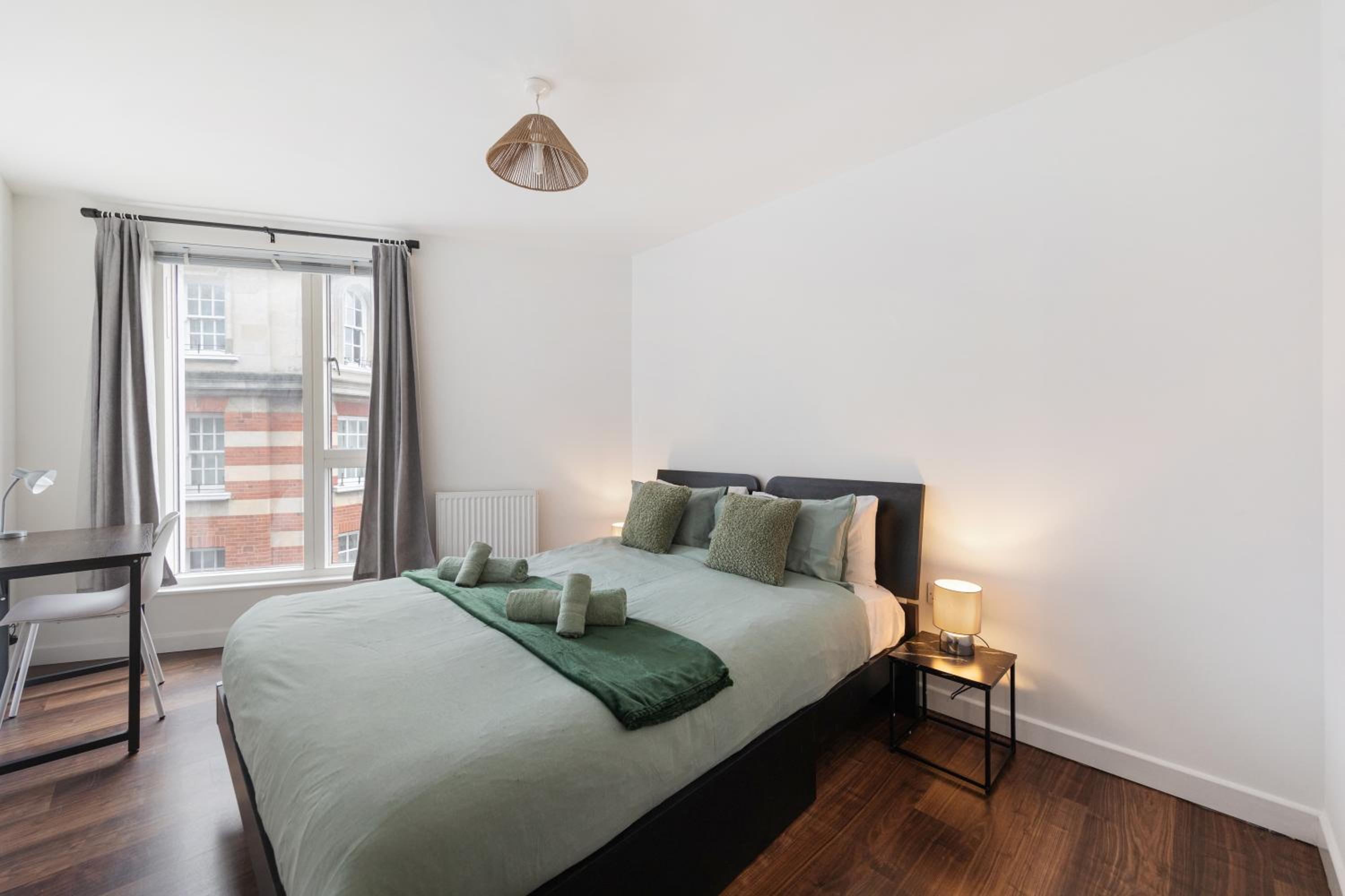 Modern & spacious 3 bed with free parking & lift in Shoreditch, next to station