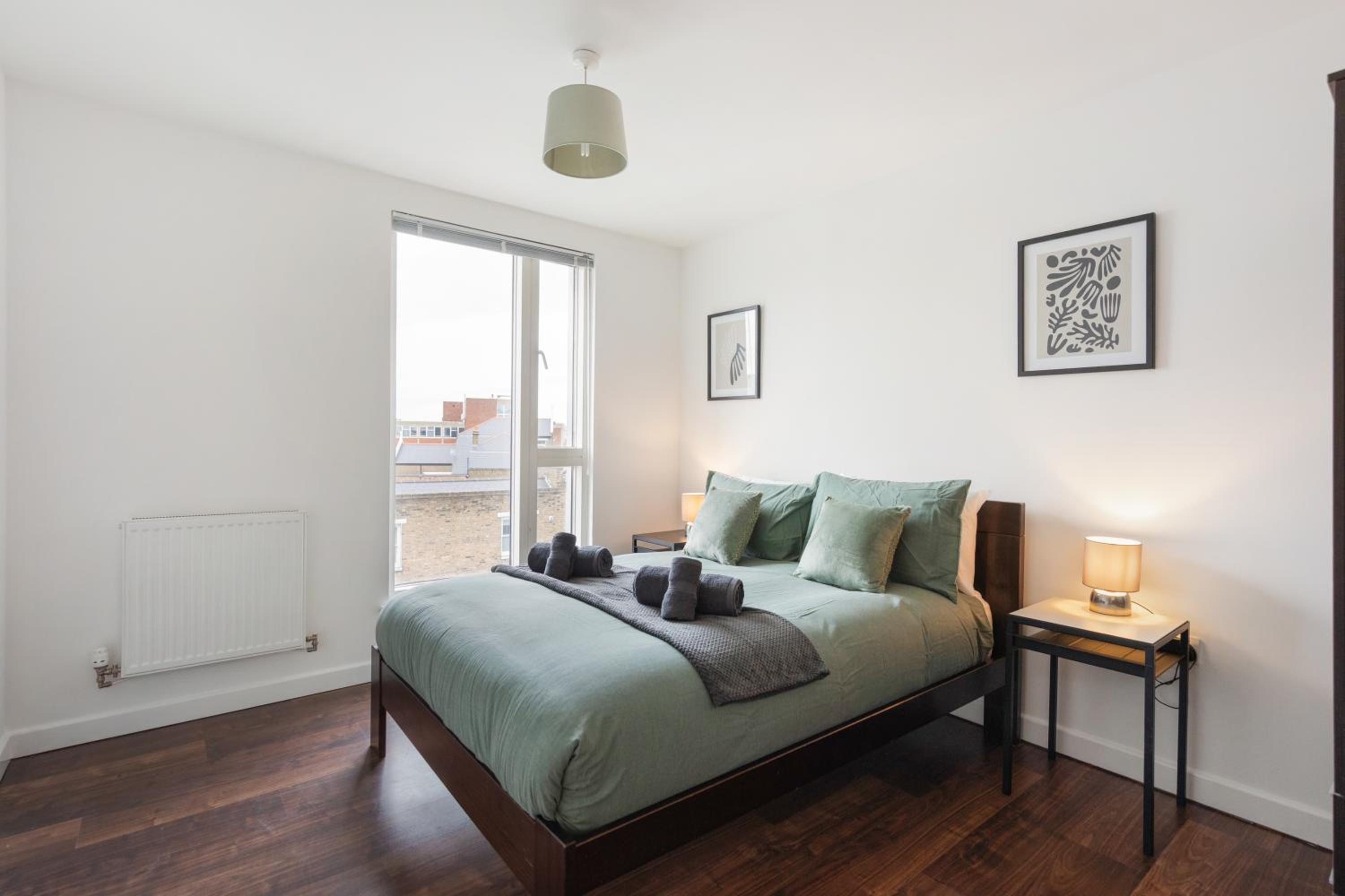Modern & spacious 3 bed with free parking & lift in Shoreditch, next to station