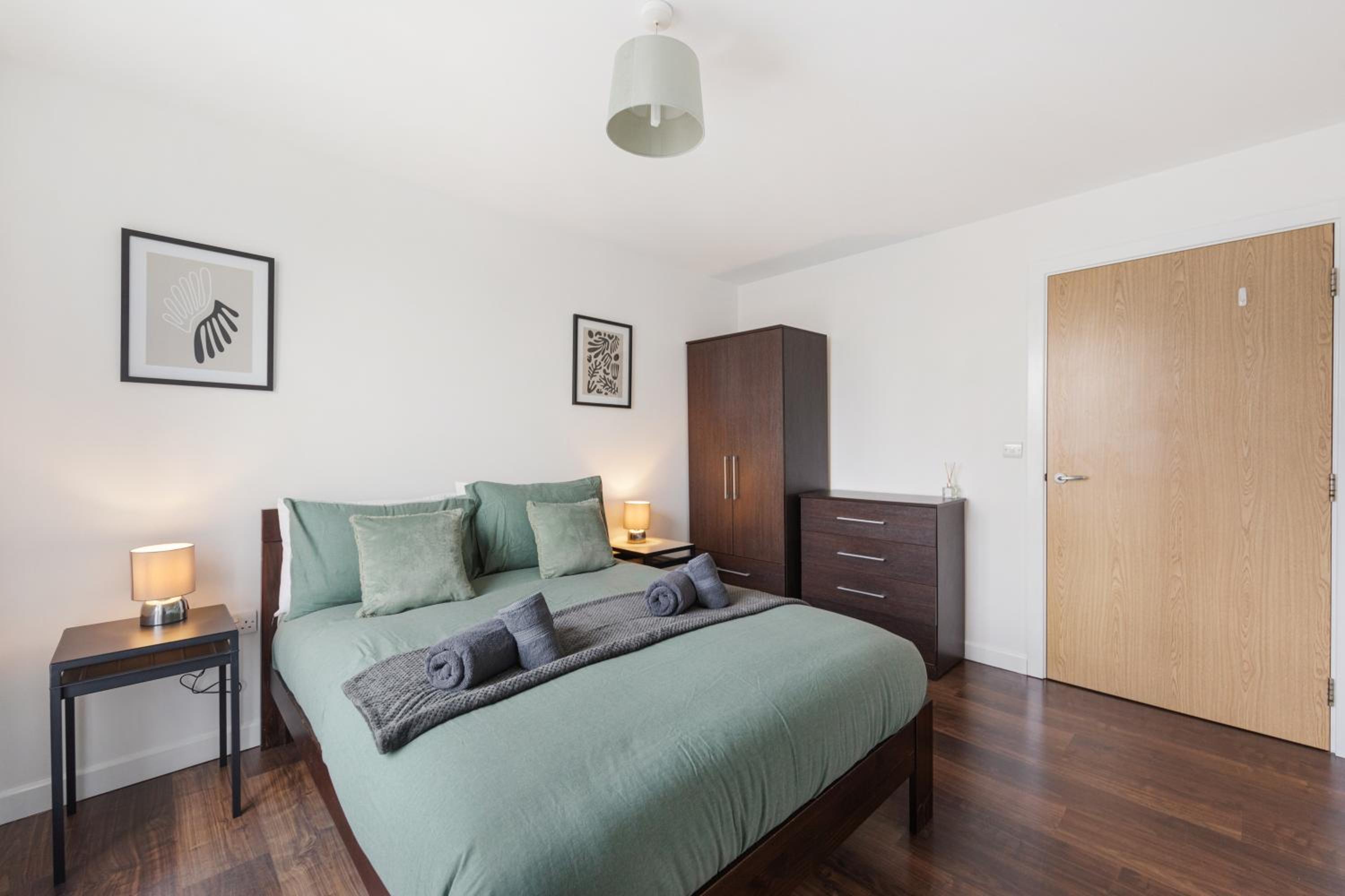 Modern & spacious 3 bed with free parking & lift in Shoreditch, next to station