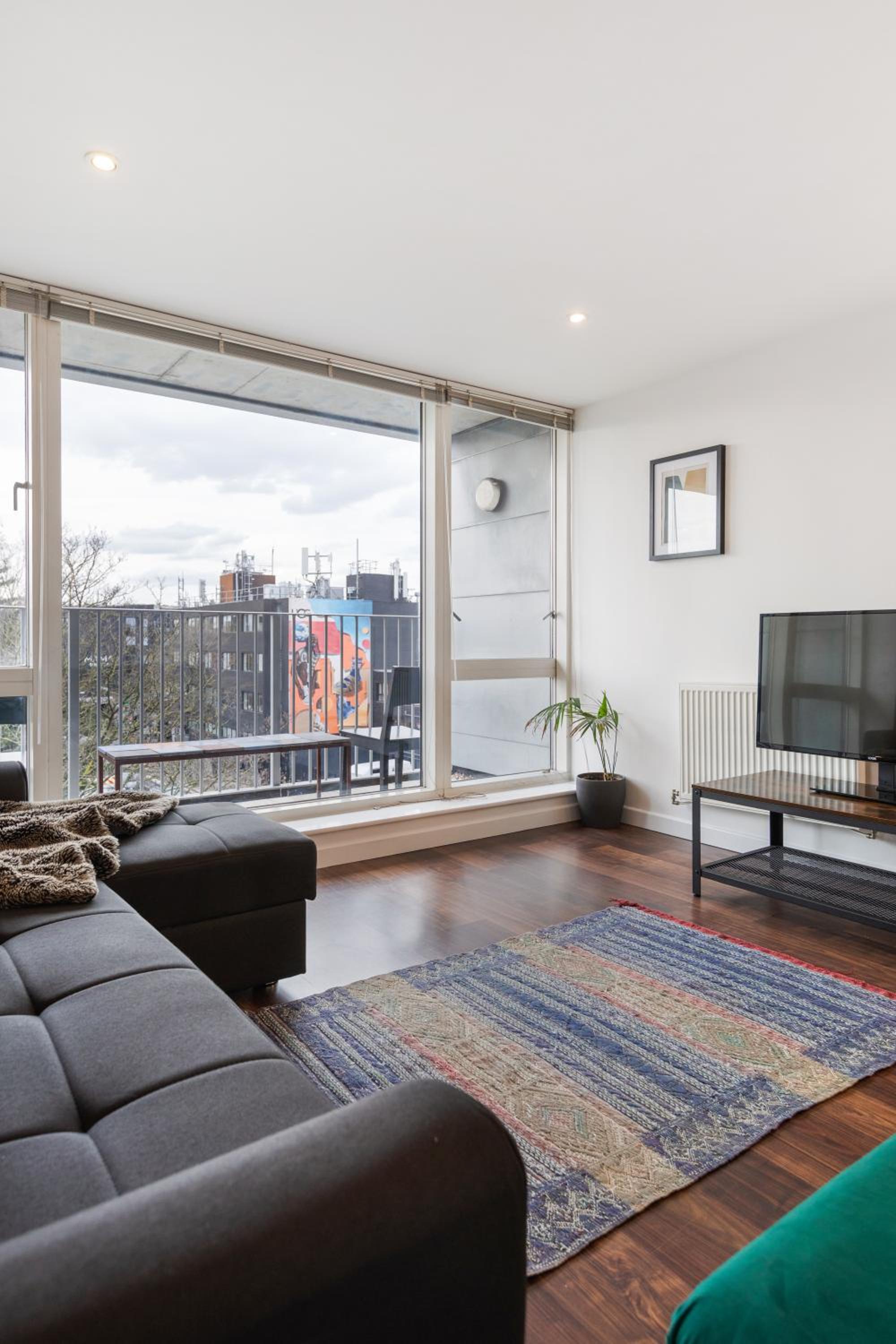 Modern & spacious 3 bed with free parking & lift in Shoreditch, next to station