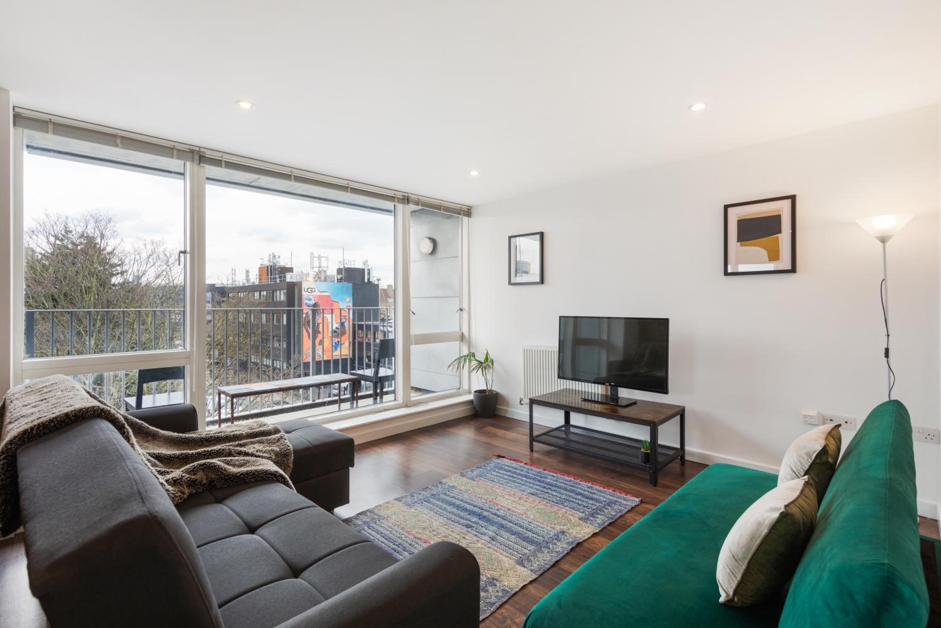 Modern & spacious 3 bed with free parking & lift in Shoreditch, next to station