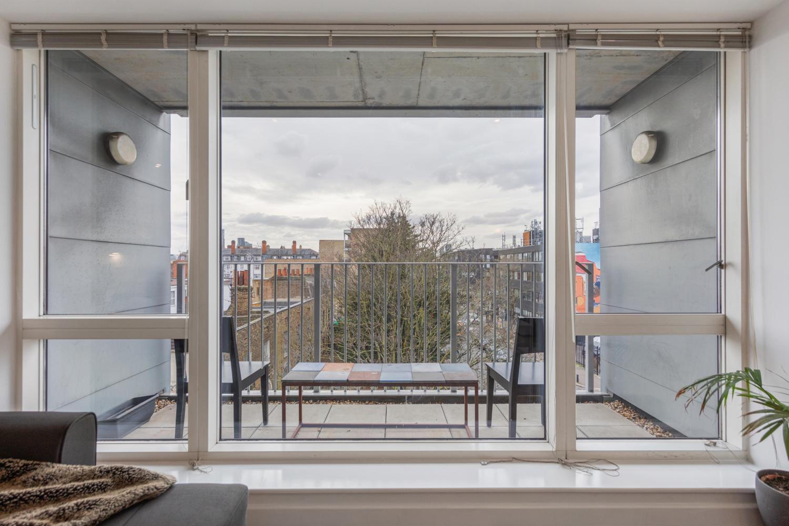 Modern & spacious 3 bed with free parking & lift in Shoreditch, next to station