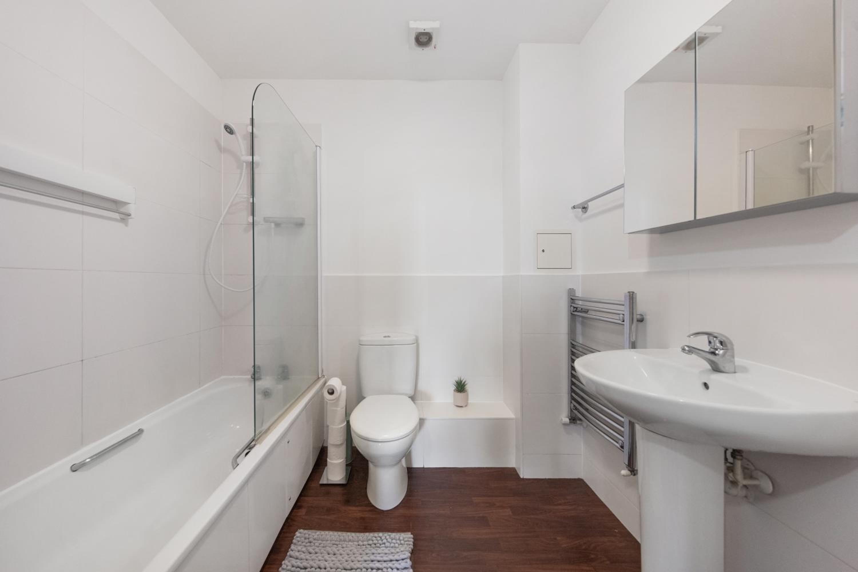 Modern & spacious 3 bed with free parking & lift in Shoreditch, next to station