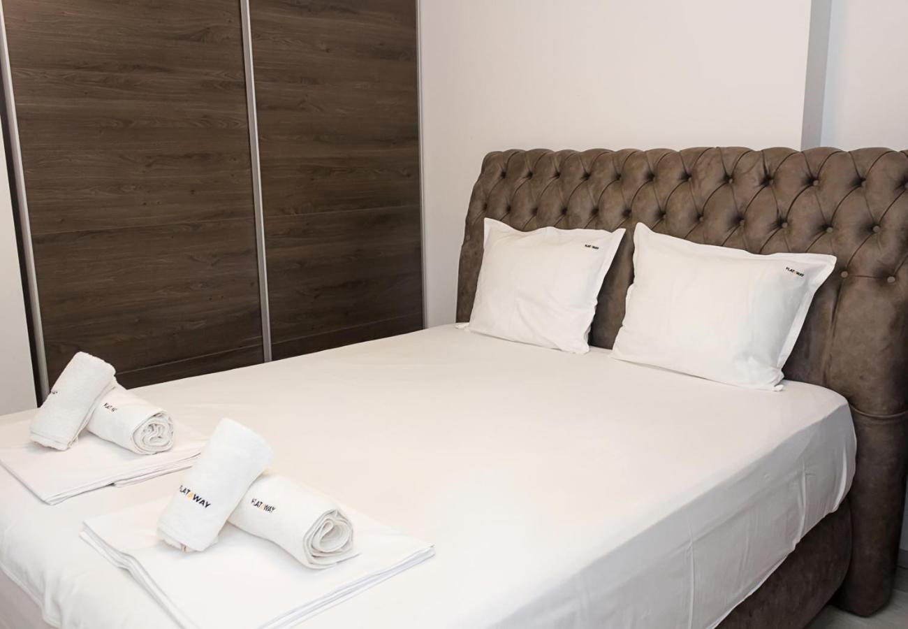 New Black & White Flat 5 Min Away From Sea Garden