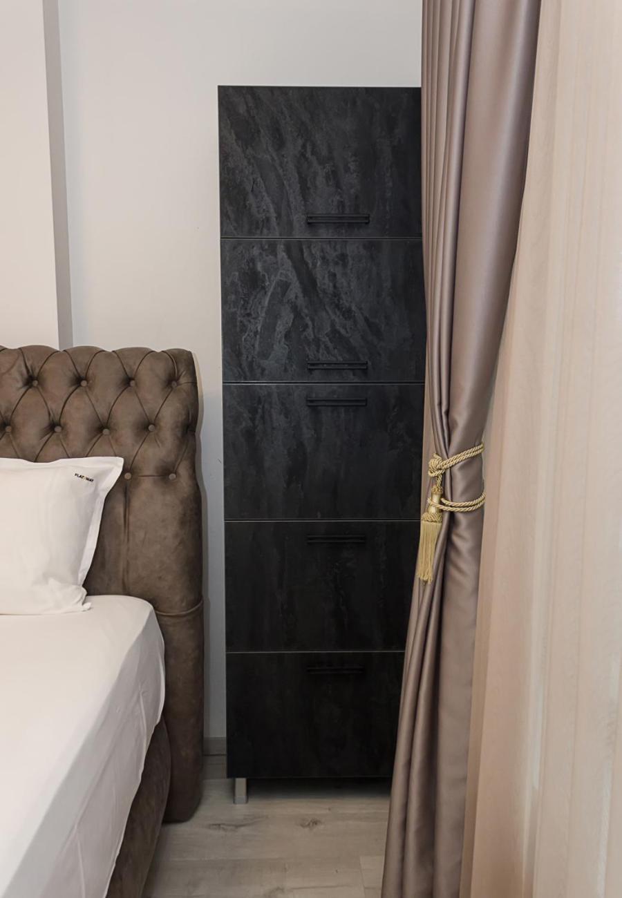 New Black & White Flat 5 Min Away From Sea Garden