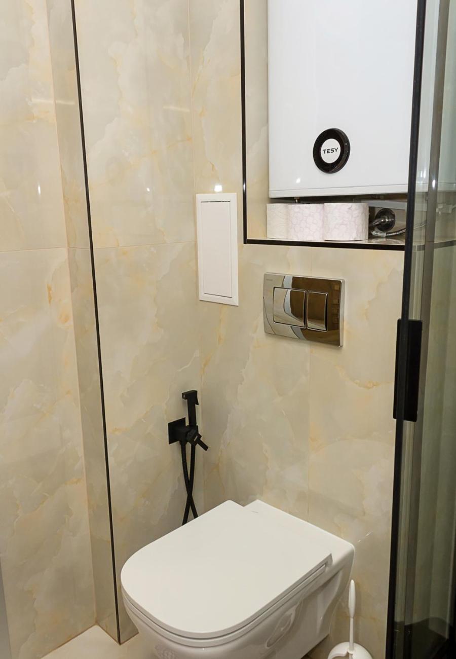 New Black & White Flat 5 Min Away From Sea Garden